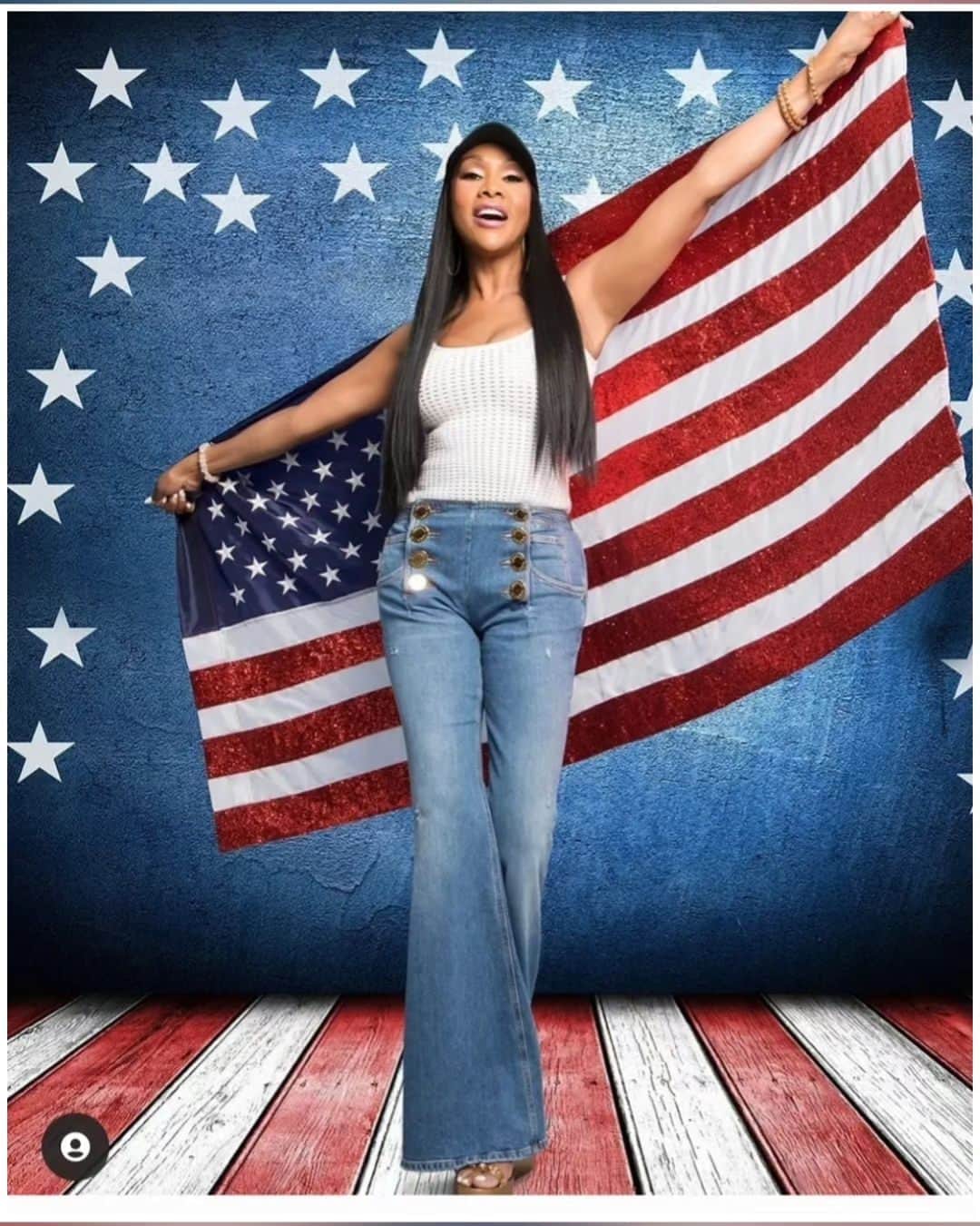 ヴィヴィカ・A・フォックスのインスタグラム：「GM Dawlings! Happy Blessed 4th Happy #INDEPENDENCEDAY I'll always be connected to this holiday! ENJOY watching the CLASSIC film "Independence Day" that started my career! Starring the AMAZING @willsmith @jeffgoldblum @harryconnickjr #Billpullman #JuddHursh @the_actor_margaretcolin @marymcdonaldinc Directed by @rolandemmerich #LifeIsgood #GodIsGood #Blessed #Respect #GurlPower #VivicaFoxHair #TeamVivica #TeamFox #MyGrindDontStop #LegitimateCareers #BossMoves #LoveWins #Actress #FilmLife #Jasmine #ClassicBadChicks 🔥🖤💖👸🏽🇺🇸🎬🤑🔥」