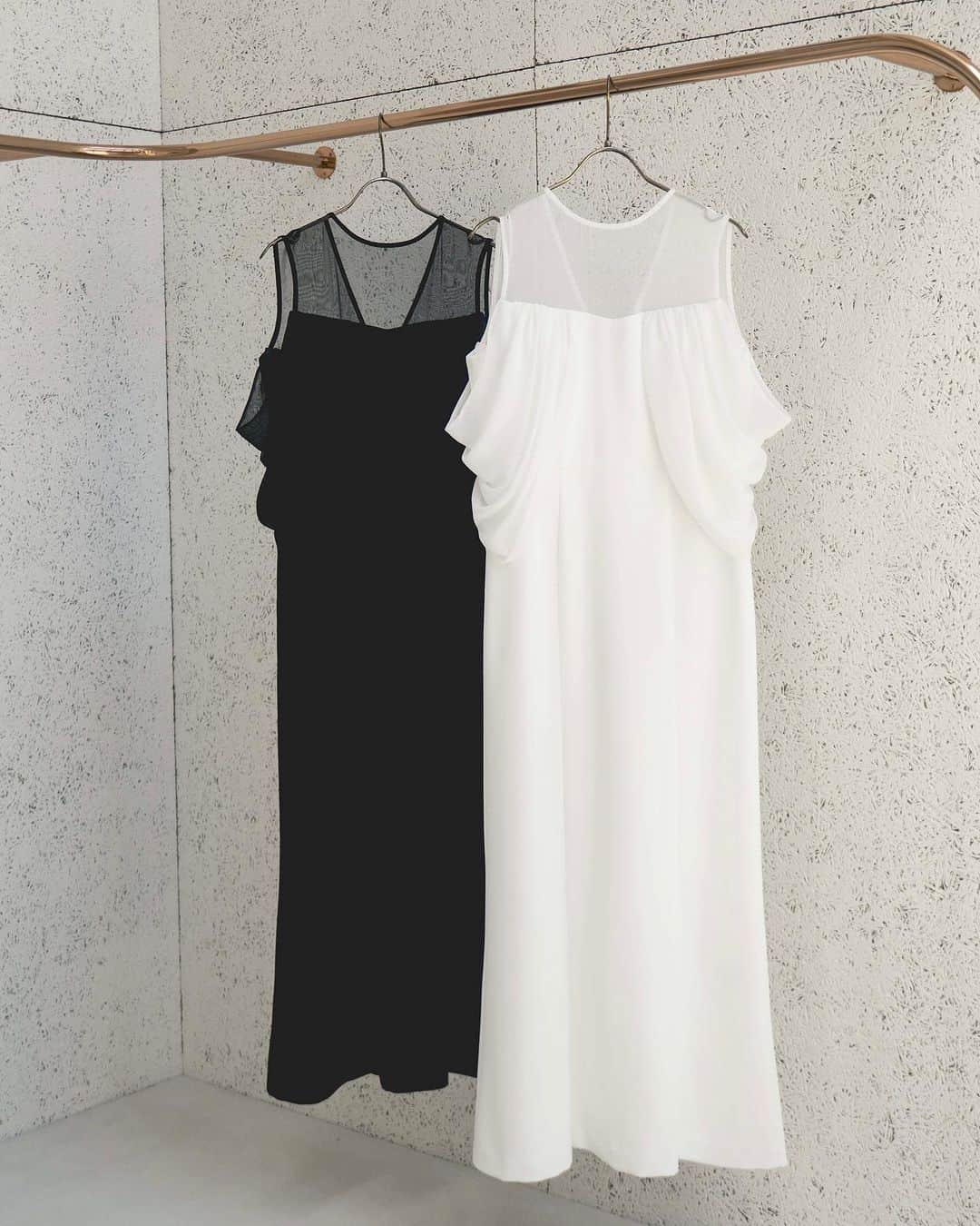 kaene －カエン－さんのインスタグラム写真 - (kaene －カエン－Instagram)「- new -  Draped sleeveless dress / No.100884 color : white / black size : 34 / 36 / 38  🖤🤍  #kaene #weddingdress」7月5日 0時07分 - kaene_official