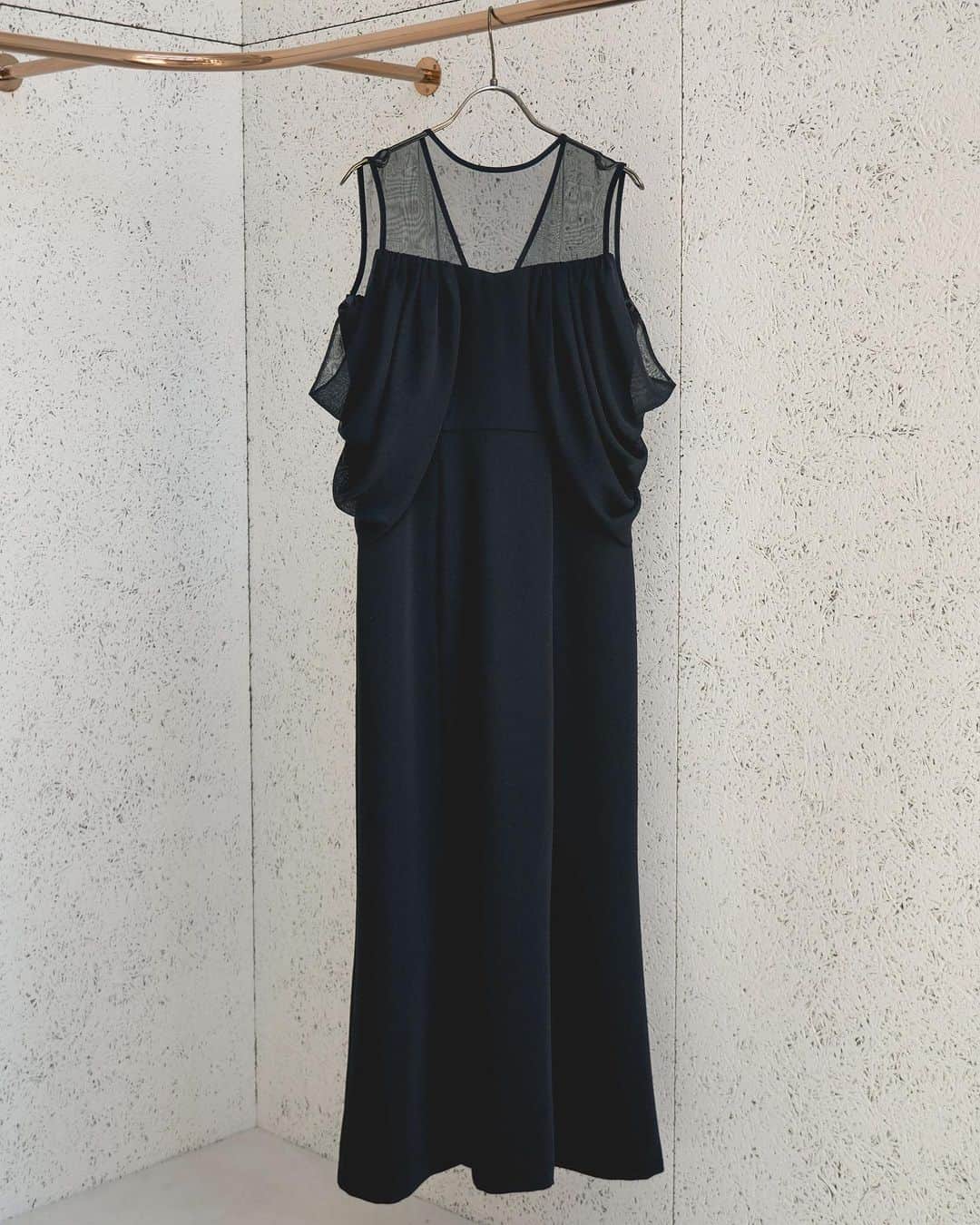 kaene －カエン－さんのインスタグラム写真 - (kaene －カエン－Instagram)「- new -  Draped sleeveless dress / No.100884 color : white / black size : 34 / 36 / 38  🖤🤍  #kaene #weddingdress」7月5日 0時07分 - kaene_official