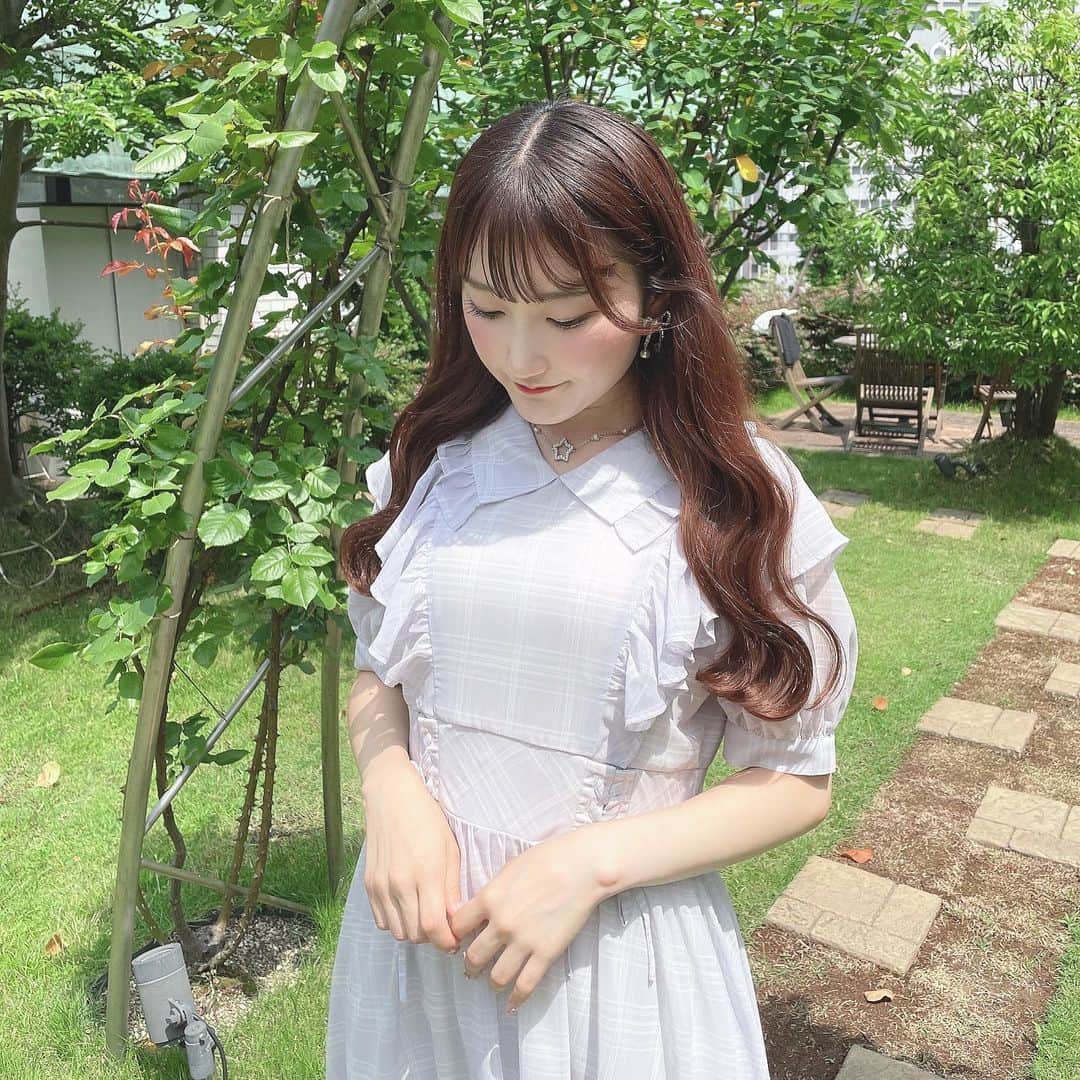 evelyn.coordinateのインスタグラム：「♡  𝑺𝒖𝒎𝒎𝒆𝒓 𝑪𝒐𝒍𝒍𝒆𝒄𝒕𝒊𝒐𝒏  #襟チェックロングOP color ♡  BE / PI / IGY price ♡ ¥10,800(taxin)  ↪︎20%OFF【¥8,640(taxin)】  シフォン素材の夏らしいロングOP❤︎ ウエストにレースアップがデザインされており 肩のフリルもevelynらしい かわいいワンピースになっております🎶  今なら20%OFFでお買い求めやすくなっております！ ぜひこの機会にゲットしてみてください！  身長150cm  #evelyn #エブリン #ガーリーコーデ #甘めスタイル #甘めコーデ #清楚コーデ #可愛い  #girly #feminine #パステル #girl #低身長コーデ #l4l #f4f #follow #フォロー #ファッション #fashion #ootd #evelynコーデ #フェミニンコーデ」