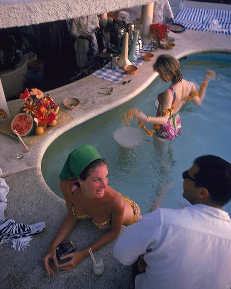 オリバーピープルズさんのインスタグラム写真 - (オリバーピープルズInstagram)「Chatting poolside at Villa Vera by Slim Aarons, 1968. #OPInspiration」7月5日 0時12分 - oliverpeoples