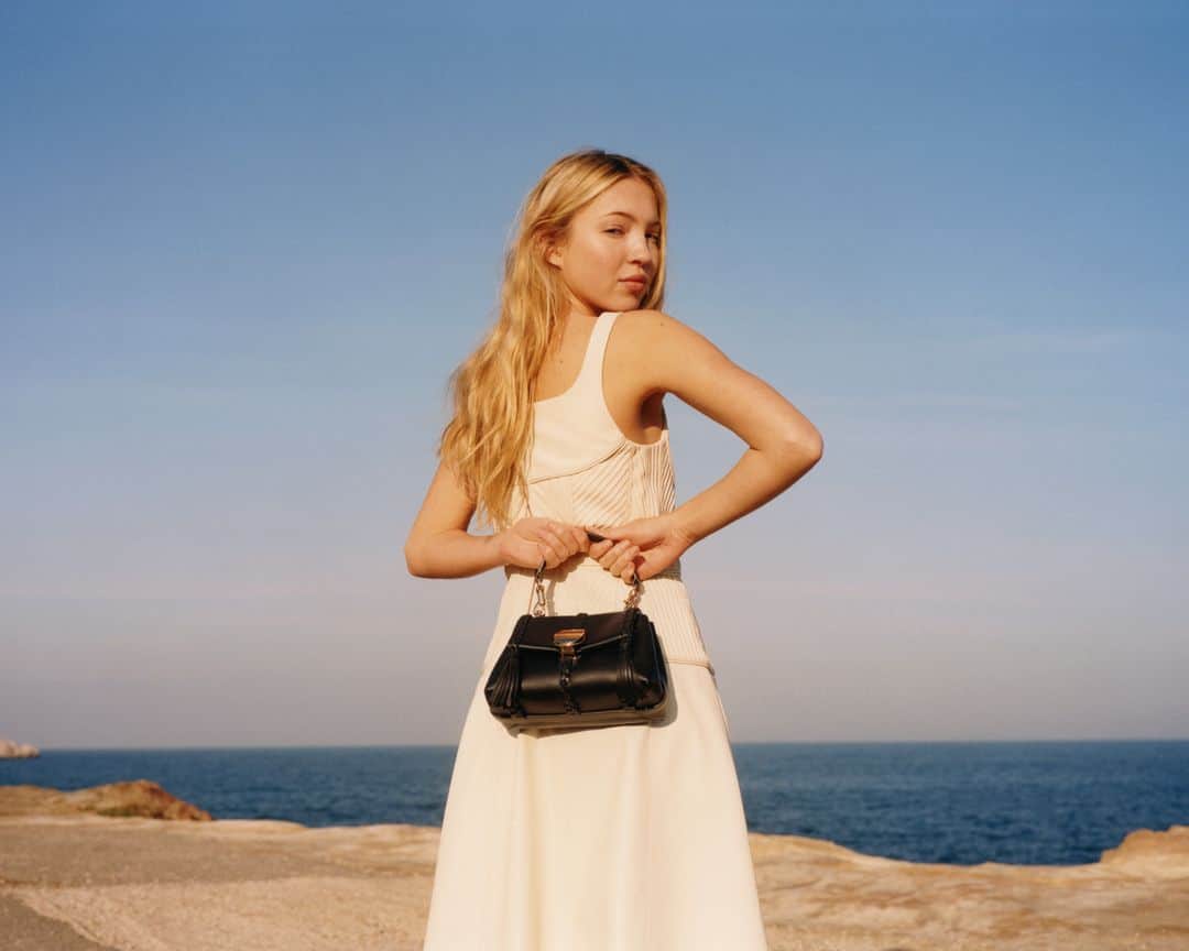 Chloéさんのインスタグラム写真 - (ChloéInstagram)「The Penelope soft shoulder bag has all the elegant signatures of its larger counterpart including leather braiding, contrasting hardware and coin closure.  Photographer: @colin_dodgson Model: @lilamoss  #ChloeSS23​」7月5日 0時13分 - chloe
