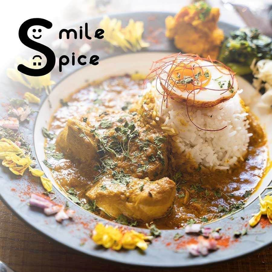 一条もんこのインスタグラム：「【松屋銀座カレーフェス・店舗紹介】  7/5〜7/9全日出店  SmileSpice  【カレー】 ・発酵チキン＆鮑肝麹ポークキーマの2種盛り~トッピング全乗せスペシャル~  ・発酵チキン＆鮑肝麹ポークキーマの2種盛り~スパイス煮アワビと季節のアチャール添え~  ・発酵チキンカレー~季節のアチャール添え~  ・鮑肝ソース麹ポークキーマカレー~スパイス煮アワビと季節のアチャール添え~  【トッピング】 ・広島産牡蠣アチャール ・半澤鶏卵さんの平飼い卵で作ったスパイス玉子 ・SmileSpice特製ピクルス ・トッピング全乗せ(牡蠣、玉子、ピクルス)  【特徴】 ・発酵チキンカレー 塩麹、甘酒、酒粕、ヨーグルトをたっぷり使用し風味豊かに仕上げました。SmileSpiceの人気NO.1カレー。  ・鮑肝ソース麹ポークキーマカレー 自家製醤油麹に絶妙なバランスでスパイスを合わせ、仕上げに肝ソースで味に深みを加えました。スパイス煮アワビも乗り、今回の出店用に開発した贅沢なカレー。  イベント限定‼️🥹 アワビとカレーの贅沢な組み合わせ、、これは食べずにいられません🥰✨ #松屋銀座#カレーフェス#SmileSpice#出店#カレースクランブル#銀座#発酵チキンカレー#麹ポークキーマカレー#鮑カレー#2種あいがけ#カレー催事#地下1階#カレー#curry#間借りカレー#スパイスカレー#インドカレー#スパイス#スパイス料理#一条もんこ」