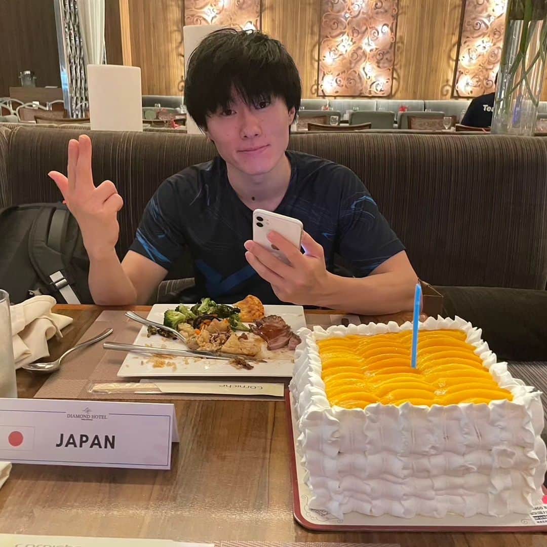 TBSバレブーのインスタグラム：「. 本日(7月4日)はリベロ🏐小川智大選手の27歳の誕生日🎂  夕食時にチームでお祝いを㊗️  小川選手🎂 お誕生日おめでとうございます✨  男子は本日の勝利でファイナルラウンド進出が決定👏 次は大エース💥ニミル率いるオランダ🇳🇱と対戦します💪💪  目標のベスト4入りへ 金曜日よる7時30分からBS-TBSで 生中継でお届けします📺️」
