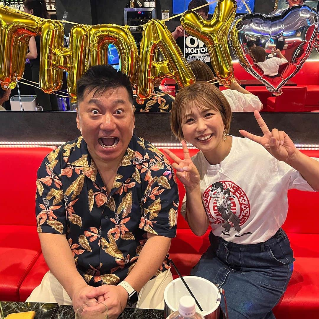 千葉あやのインスタグラム：「. 麻布十番 BIG FACE 卓也さん、お誕生日おめでとうございます✨🥳  いつもお世話になってる、卓也さん51歳のお誕生日で麻布十番BIG FACEへ🍻  お母様も、いつまでもお元気でいてください😊💐  バタバタと滞在時間50分🥺大変失礼いたしました！🙏💦  肝臓に気を付けて、いつまでも現役でいてくださいませ🥹」