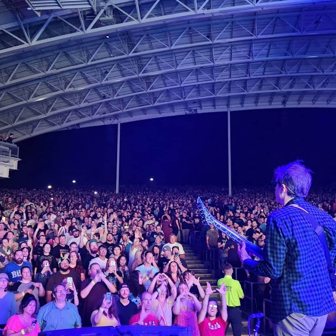 リヴァース・クオモのインスタグラム：「Canandaigua, NY 7-3-23. Thanks for hanging out with us last night.  We loved spending time in your hood on our day off too. Went on a hike in the woods and played with some fire (don't try that at home, kids).  Also someone made an almost exact replica of my green strat. I have no idea how they got some of those stickers. Incredible.  Shout out to Mercedes, the bulldog, repping the =w= merch.  Toronto, we're expecting a lot out of you tonight. Don't let us down.」