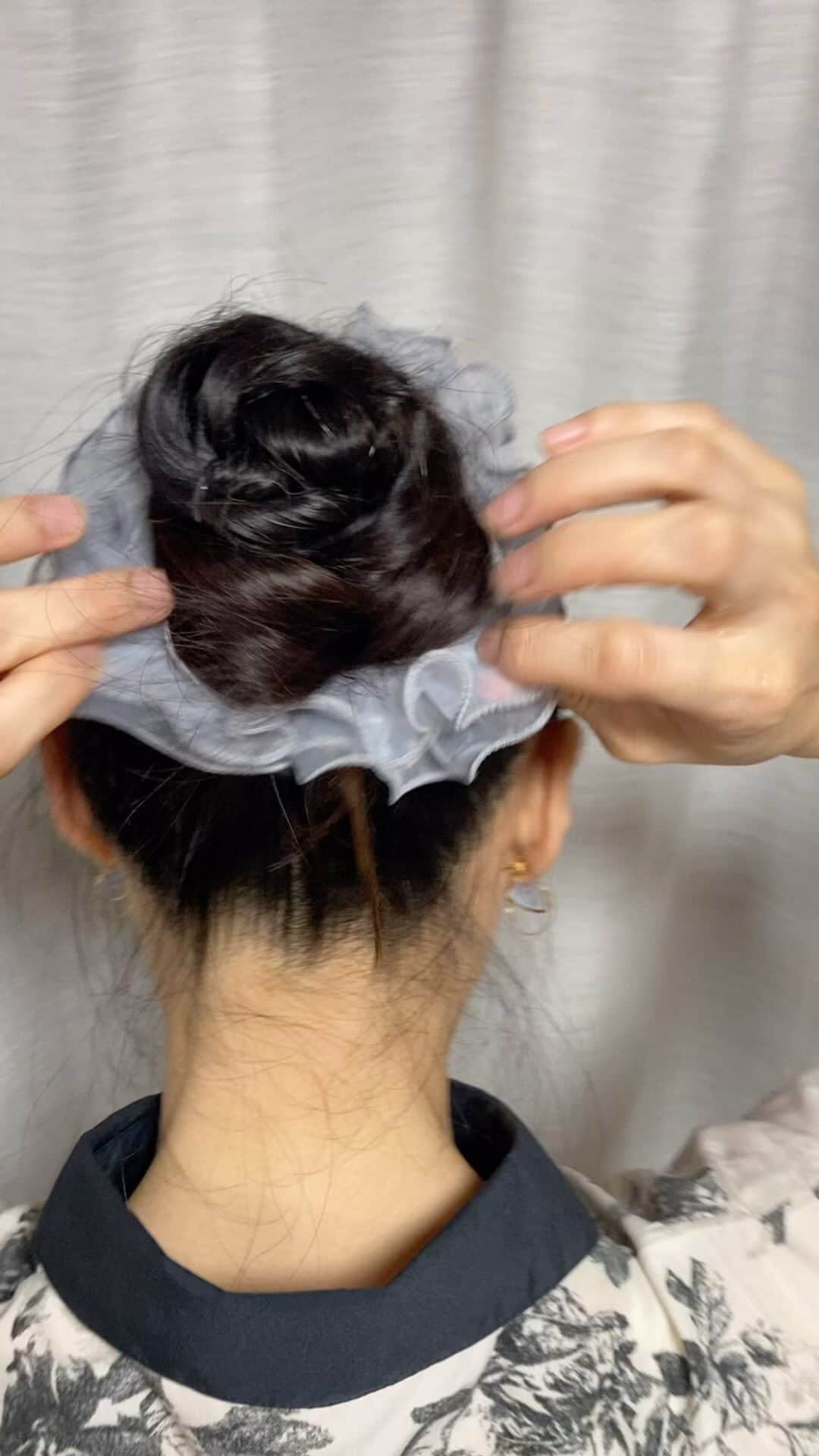浦えりかのインスタグラム：「今日お団子ヘアにしたので外すとこを撮ってみた。 昨日白髪染めたけどちょっと残っていた😂😂😂 スーパーロングだとまとめるの大変だけど今日は上手くできた！ #浦えりか #ロングヘア #ロングヘアアレンジ #スーパーロングヘア #黒髪ロング #黒髪スーパーロング #ヘアアレンジ #ヘアアレンジ動画 #くるりんぱアレンジ」