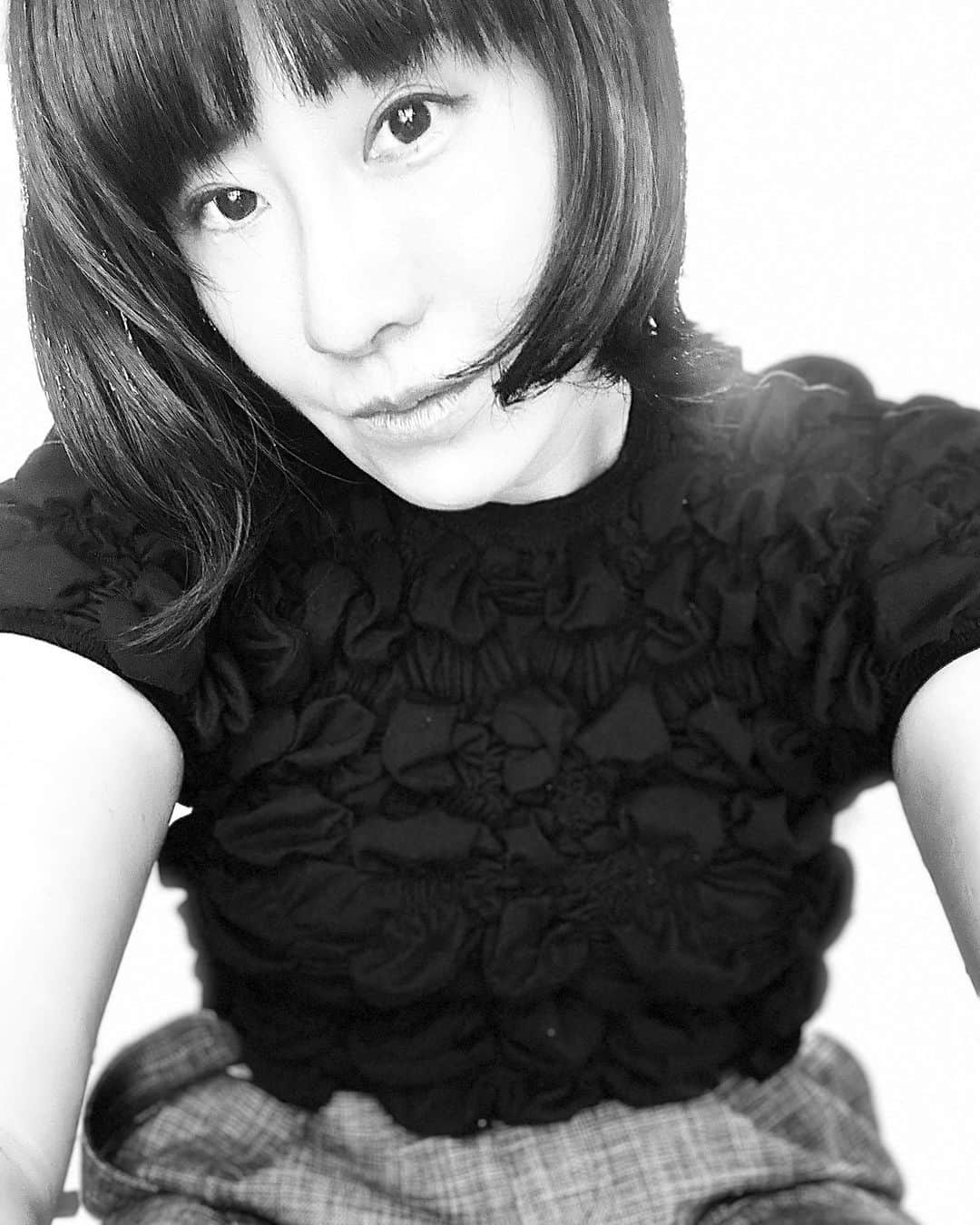 風間ゆみえのインスタグラム：「前髪切りました。  ずっと前髪だけちょこちょこ自分で切ってます。  少し切りすぎたと思っていましたが、褒められます。  褒められるというと、近頃、肌がきれいだと良く言われるのですが、ちょうど1ヶ月くらいまえに、表参道にある @met_beauty_clinic にて、@mizuyoyoshida さんが月一メンテナンスしているフルコースのトリートメント受けまして、その効果がちょうど今頃出てきているのかなと、ちょっと嬉しい今日この頃です。  ハイドロフェイシャルクレンジング？と、確か、タイタンとかジェネシスとかいう名前の背術の3本立てだったと思うのですが、気持ちよくて眠ってしまって覚えていなくて… とにかく痛くないし、くすみが明るくなったように感じました。  よく聞かれるので、次に行くときに聞いて、ここに書き直し入れますね😉  あ、そう。  ここは産婦人科も併設していて、フェムテック関連のお悩みにも良くて、何が良いかと言えば先生がチャーミングで面白いし、話しやすいからやけに安心感があって。お顔と同じくらい意識したい大切な場所だから、良い先生に出会えて嬉しい😌🌿✨  @met_beauty_clinic  @roomys.official  ＃艶  #肌のトーンアップ #フェムテック」