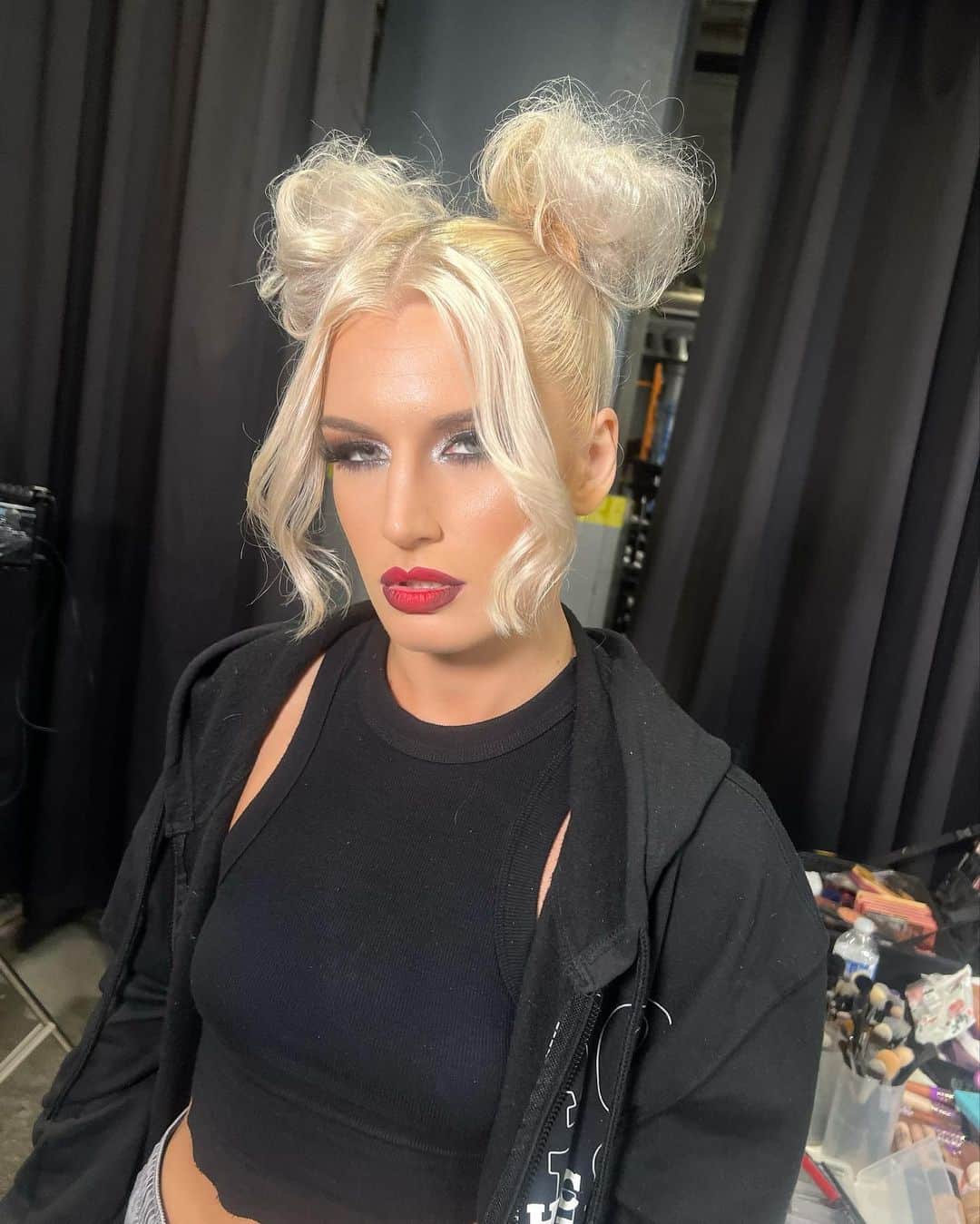 トニー・ストームのインスタグラム：「Illustrious buns.  @dear.salem」