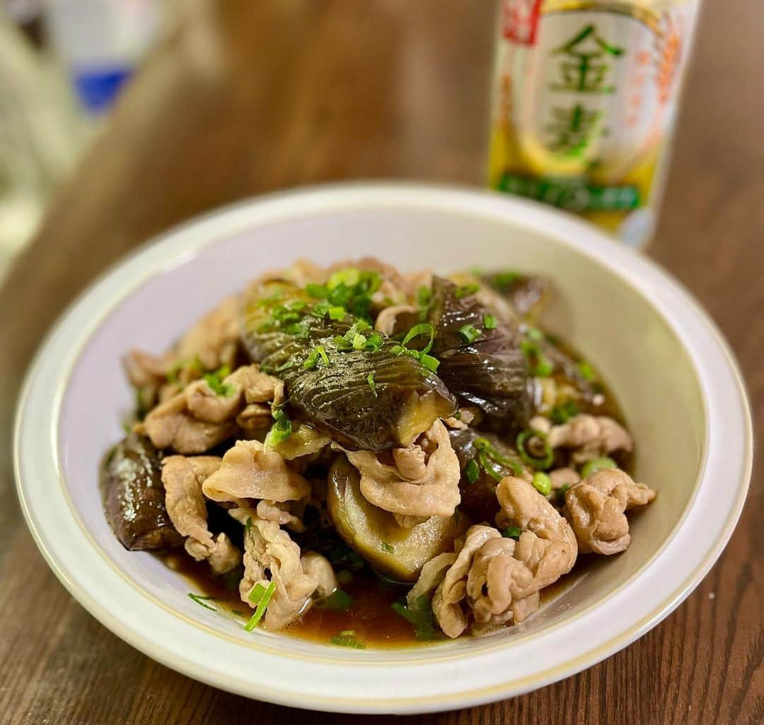 佐古真弓のインスタグラム：「#おうちごはん   #今夜のおかず   #茄子と豚肉のトロトロ煮   #🍆  茄子が美味しい季節ですねぇ。  ビールも美味しい季節ですねぇ🍺」