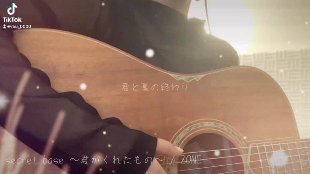 りりあ。のインスタグラム：「#弾き語り」