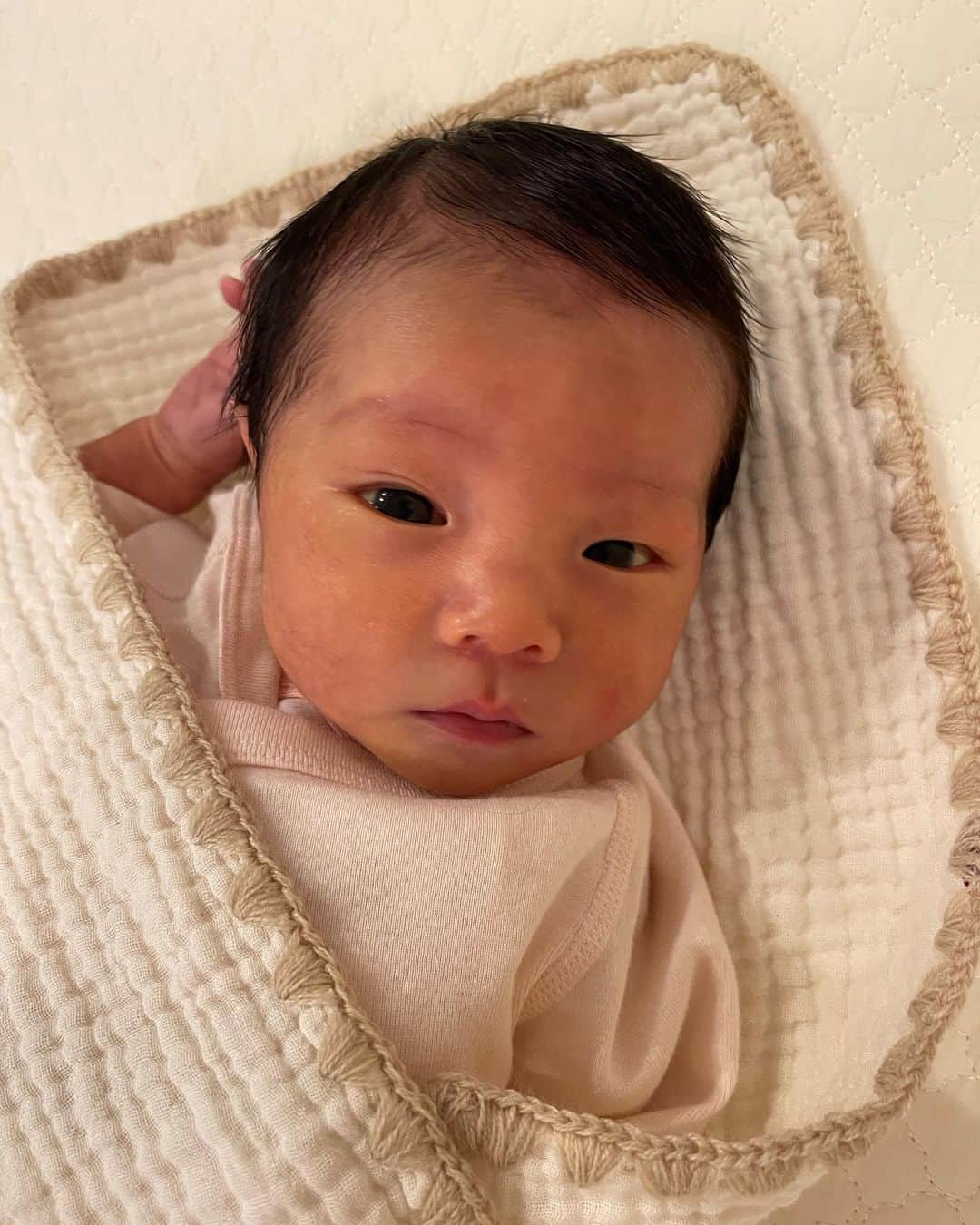 木村安梨沙のインスタグラム：「日曜日に退院してからの毎日。 母や姉に助けられてなんとかやれてます🙏✨ 感謝です。 久しぶりの新生児の育児で 沐浴が1番慣れないかも🤣 ちっちゃすぎてお風呂入れるの怖い🤣 まぁこんな時期もあっという間に すぎてしまうんだと思うと寂しい気持ちにもなりますが 今のこの戻らない時間を毎日 楽しみながら過ごせたらと思います。 もちろん！息子と一緒に！ 旦那さんは次帰ってきたら お顔も変わってるしサイズも大きくなって びっくりするだろうなぁ👶🏻🫶🏻」