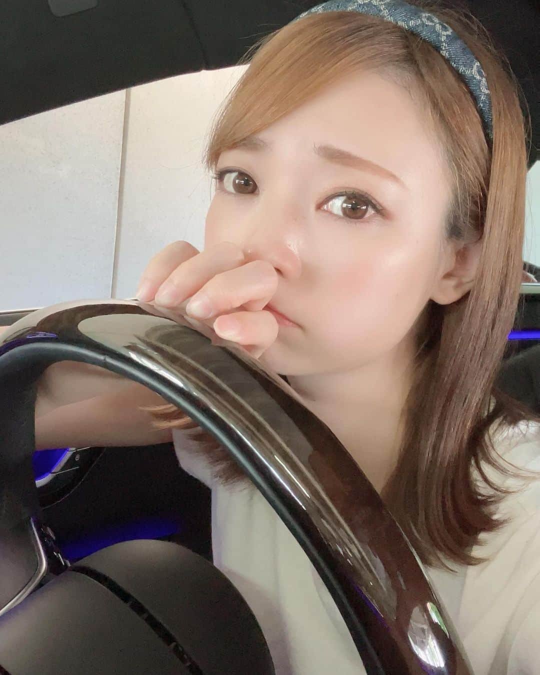 安藤麻貴のインスタグラム：「久しぶりに投稿❤️ とは言っても車乗ってる写真しかない😂  うちの子はお昼寝をするのが苦手なので、基本的にお昼は毎日ドライブして寝かしつけします🚗 車の揺れって眠くなるよねー☺️ 寝てくれてる時に自撮る📷  静岡はさっき雷雨雹がすごかったよ💦 みんなも天気の急変には気をつけてー！」