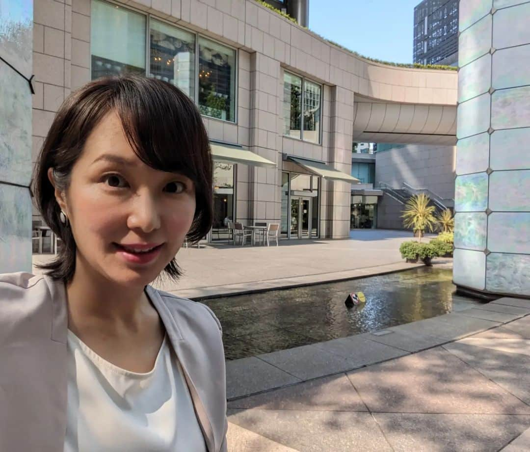 宮田愛子のインスタグラム：「久しぶりに汐留へ来ました🎤  昨夜は雷がすごかったけど、今日はカラッと晴れて気持ちが良い！こんな日はテラス席が最高ですね☀」