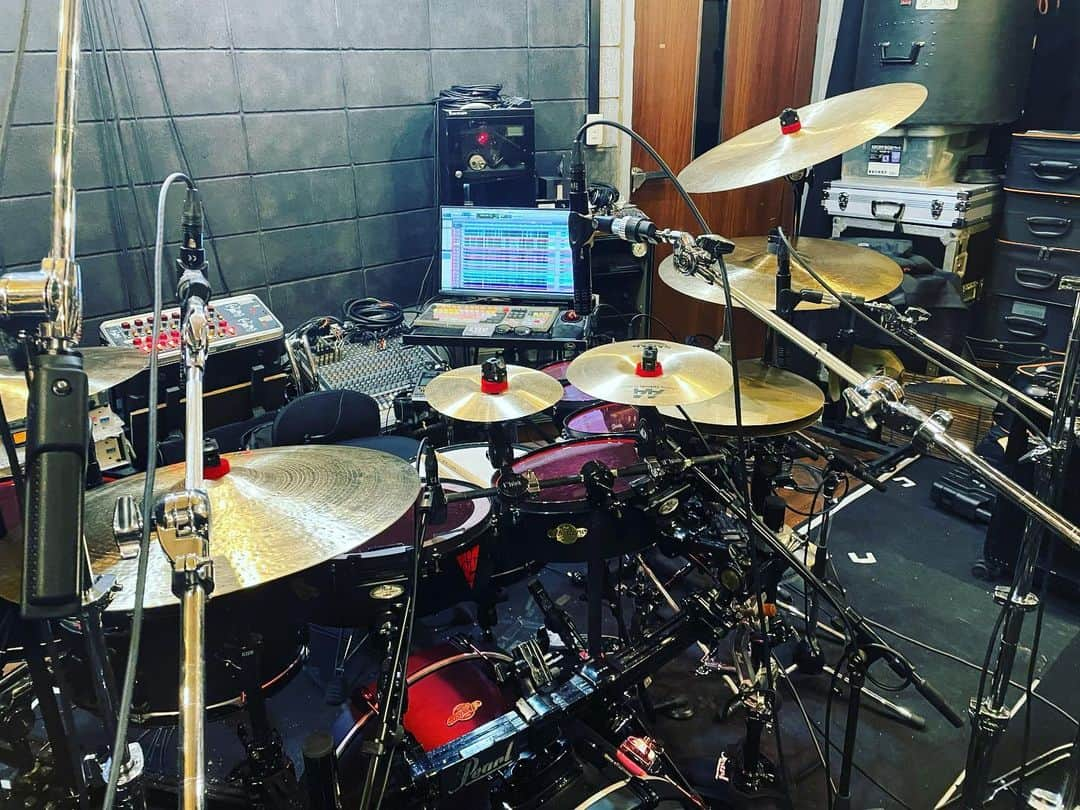 sakura (ドラマー)さんのインスタグラム写真 - (sakura (ドラマー)Instagram)「昨日今日でdrums rec. Pearlからリリースのmic holderを活用しつつ… #pearldrums #gibkiygibkiygibkiy #sakurazawayasunori #生き血」7月4日 16時10分 - yasunori_sakurazawa