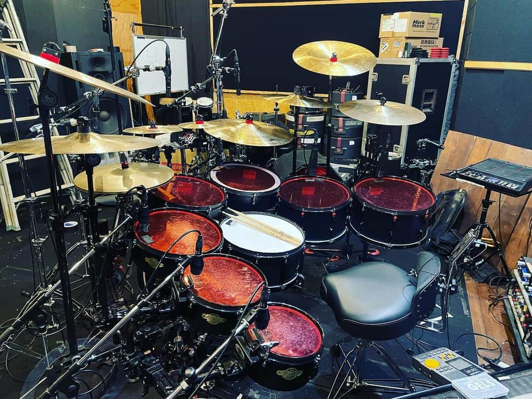 sakura (ドラマー)のインスタグラム：「昨日今日でdrums rec. Pearlからリリースのmic holderを活用しつつ… #pearldrums #gibkiygibkiygibkiy #sakurazawayasunori #生き血」