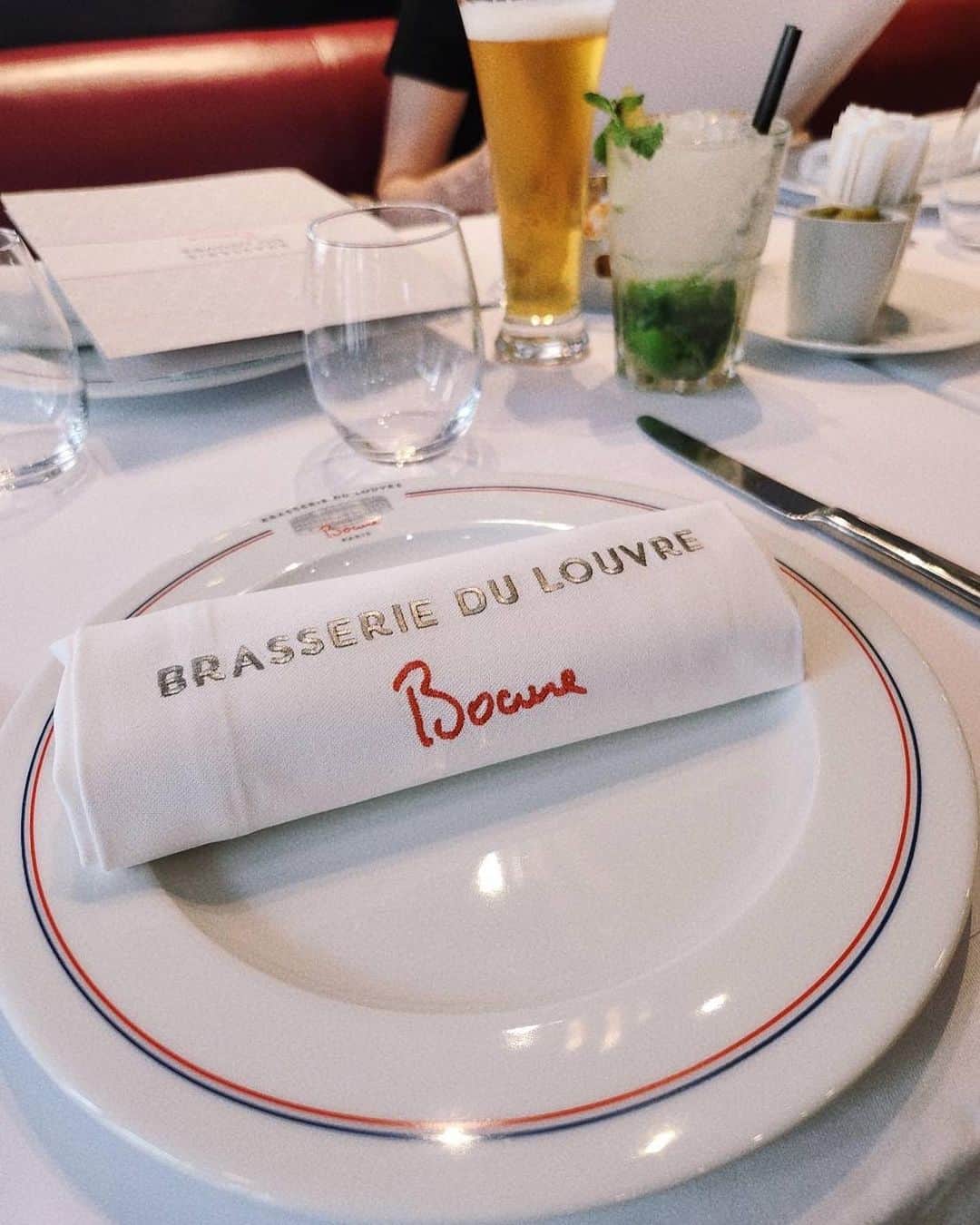 NAOMIさんのインスタグラム写真 - (NAOMIInstagram)「昨夜は Parisの長いお友達親娘マイちゃんとセリアちゃんと @maick55   Hotel Louvreのブラッセリーで夕食でした。  フレンチがあまり得意ではない私達でも好きな物だけ頼めるブラッセリーは嬉しいレストランです。  皆それぞれに好きな前菜とメインを頼みました。  パレロワイヤルとルーヴル美術館の間にある古いブラッセリー🍴  テラス席もあり、涼しい夜にはテラスが良いですね。  ★これは夜9時過ぎのパレロワイヤルとルーヴル美術館です。 夏は夜10時ぐらいまで明るいParisです🔆  🇫🇷 🍽️ 😁  #正直食べきれない💦 #フレンチ #ジメジメしていないparis #梅雨もないよ #身体に嬉しい気候」7月4日 16時06分 - naominakano703