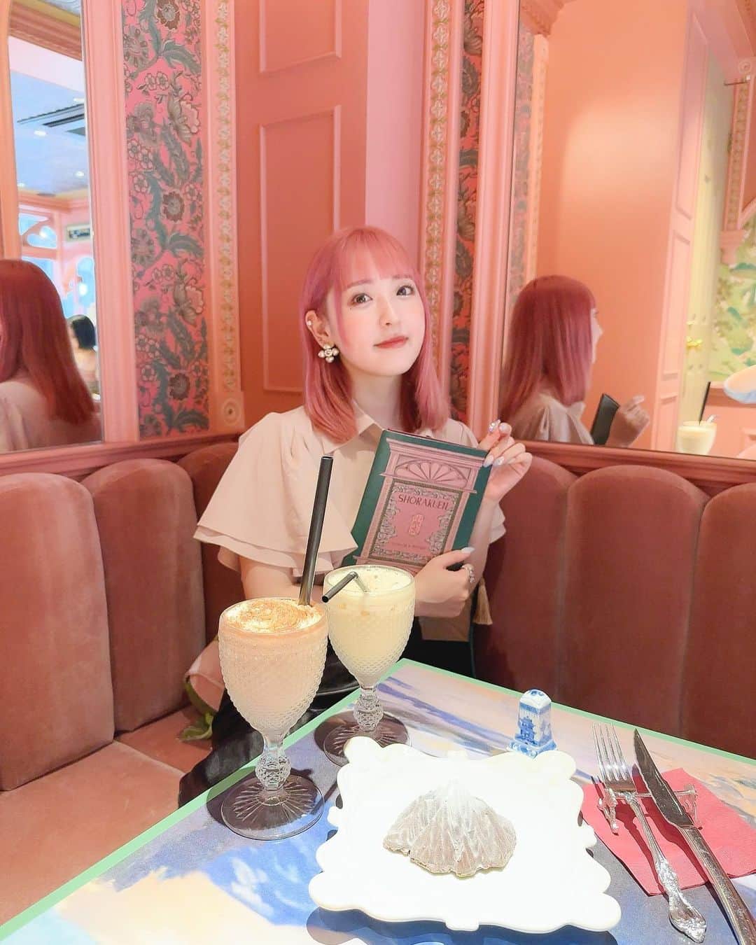 谷口夢奈さんのインスタグラム写真 - (谷口夢奈Instagram)「🗻 ⁡ ⁡ 気になってた富士山が食べれる 可愛い〜ピンクのカフェ🥰 ⁡ まじで山がいっぱいメニューにありました！ 店内ピンクだらけで壁もソファーも そして、、、私の頭と服も🙊🩷  ⁡ テイクアウトもあるみたいだから お土産にもいいかも🫶🏻ちょっと高級です🤫 ⁡ ⁡ ⁡ #小楽園 #小楽園ティーサロン #富士山 #渋谷カフェ #代々木上原カフェ #teasalon #cafestagram #fujisan #chocolate #sweets #japanesegirl #grl #accessory #pinkhair #셀스타그램 #얼스타그램 #데일리룩 #오오티디 #먹스타그램 #맛스타그램」7月4日 18時00分 - yuna_tani