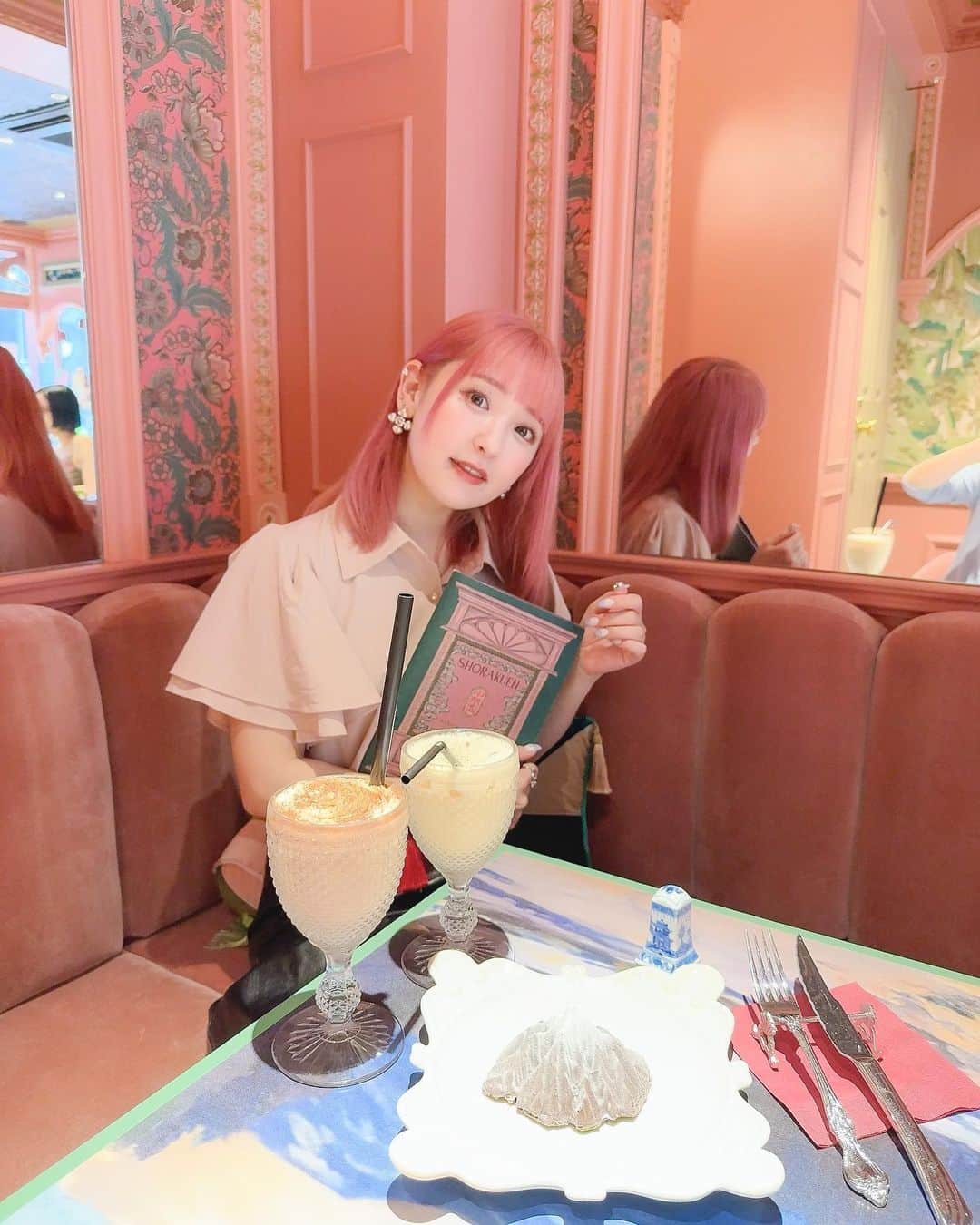 谷口夢奈さんのインスタグラム写真 - (谷口夢奈Instagram)「🗻 ⁡ ⁡ 気になってた富士山が食べれる 可愛い〜ピンクのカフェ🥰 ⁡ まじで山がいっぱいメニューにありました！ 店内ピンクだらけで壁もソファーも そして、、、私の頭と服も🙊🩷  ⁡ テイクアウトもあるみたいだから お土産にもいいかも🫶🏻ちょっと高級です🤫 ⁡ ⁡ ⁡ #小楽園 #小楽園ティーサロン #富士山 #渋谷カフェ #代々木上原カフェ #teasalon #cafestagram #fujisan #chocolate #sweets #japanesegirl #grl #accessory #pinkhair #셀스타그램 #얼스타그램 #데일리룩 #오오티디 #먹스타그램 #맛스타그램」7月4日 18時00分 - yuna_tani