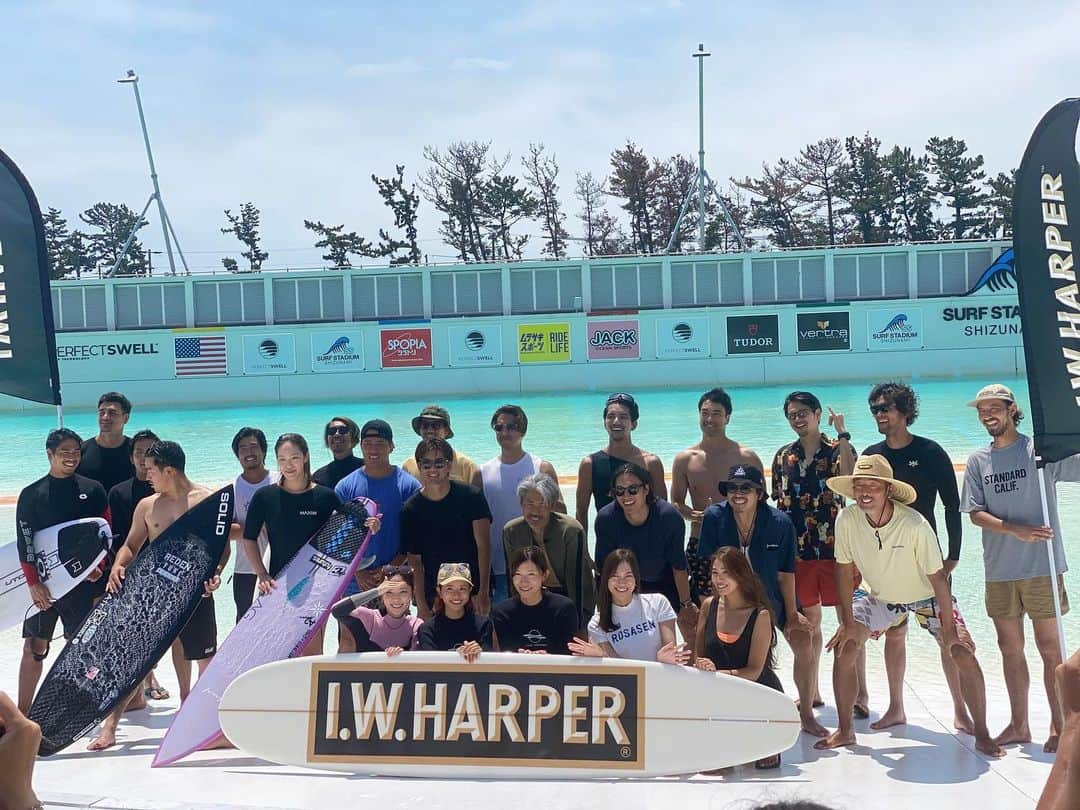 井上奈保のインスタグラム：「”競い合うのではなく“自己最高”を目指す”『I.W.HARPER SURF＆TURF EVENT』に参加させていただき、本当に本当に最高の一日を過ごさせていただきました🌈🌈  「きょうは波がないからゴルフしようぜ！は、“SURF＆TURF”を実践する人たちの日常会話だそう。 “SURF＆TURF”という言葉は、多くのサーフポイントや、ゴルフ場が点在するアメリカ西海岸が発祥と言われているみたいです🏝  大好きなサーフィン×大好きなゴルフのこんなに楽しくて素敵なイベントに参加できた事、みんなとの出会いに感謝の気持ちでいっぱいです🥰  "本気で遊ぶ大人達"最高❤️  @ryoji830 さん @i.w.harperjapan さん ありがとうございました🙇‍♀️✨  #iwharper #surfandturf」