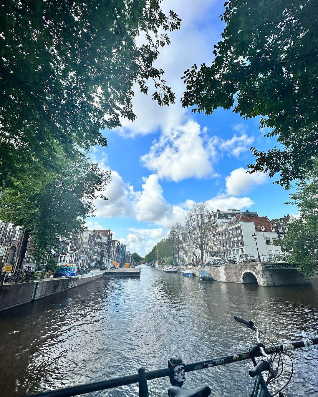 KARIN さんのインスタグラム写真 - (KARIN Instagram)「ドイツで1日おやすみがあったのでオランダまで旅に出ました🌼🚲 国境を越えるのに電車で行けるってすごいよね〜 オランダは人口よりも自転車の方が多いんだって！行った事ないところに行くって楽しいね！ #olanda #amsterdam #🇳🇱」7月4日 16時15分 - karin.tempurakidz