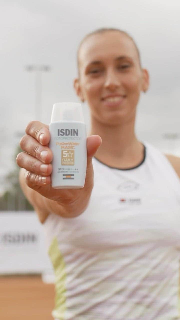 エリーゼ・メルテンスのインスタグラム：「For @wimbledon, and everyday, I choose Fusion Water Magic from ISDIN: The ideal sun protector for sports.🎾✨❤️   Have you tried it? Let me know what you love about it!👇🏽  #isdinbelgium #isdin」