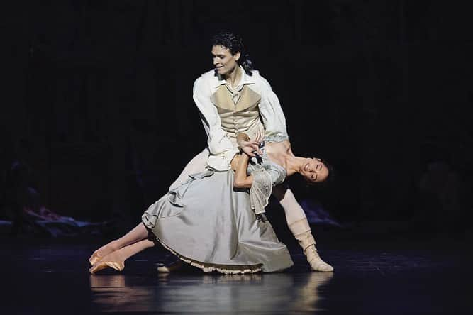 ドロテ・ジルベールのインスタグラム：「Ce soir, notre dernière de Manon avec @humarchand  .  Photo de @svetlanaloboff . #manonballet #hugomarchand #kennethmacmillan #manonlescaut」