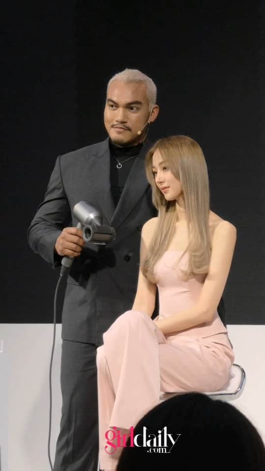 CeCi Thailandのインスタグラム：「Dyson จัดงานเปิดตัว “หัวเป่าลดผมชี้ฟูพร้อมแปรง” สำหรับจัดแต่งทรงสวยได้ด้วยตัวเอง เสมือนมีแฮร์สไตลิสต์ที่บ้าน หัวเป่าที่ออกแบบมาสำหรับเครื่องเป่าผม Dyson Supersonic™ โดยเฉพาะ มาพร้อมสองโหมดการใช้งาน กับ ‘โหมดผมเรียบลื่น’ ที่ช่วยจัดทรงให้ดูตรงสวย พร้อมช่วยยกโคนผม และ ‘โหมดซ่อนผมชี้ฟู’ ช่วยจัดเก็บผมไม่ให้ชี้ฟู และช่วยให้ผมดูเงางามขึ้น ทำให้การจัดแต่งทรงผมเป็นไปได้อย่างง่ายดายและรวดเร็วยิ่งขึ้นด้วยหัวเป่าเพียงชิ้นเดียว ไม่ต้องสลับสับเปลี่ยนไปมา  งานนี้ ต้าเหนิง-กัญญาวีร์ สองเมือง และ Dyson Beauty Ambassador ของประเทศไทย ร่วมเป็นนางแบบผมให้กับ ดุล-ณศิษฏ์ วันขวัญ หรือ Alexandul ช่างทำผมชื่อดัง ที่มาเผยเทรนด์และวิธีจัดแต่งทรงผมด้วยเทคโนโลยีการดูแลผมโดยไม่ใช้ความร้อนสูงของ Dyson   พร้อมด้วยวิศวกรจาก Dyson ที่มาแบ่งปันข้อมูลการวิจัยเกี่ยวกับเส้นผม (Global Hair Study)   #DysonHair #DysonSuperSonicTH @Dyson_th @thanaerngnin @alexandul」