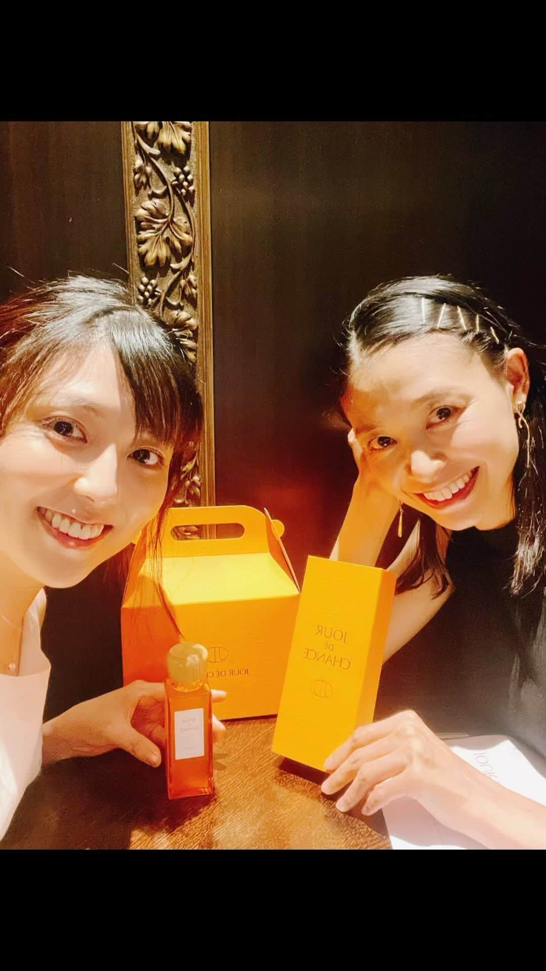 渋谷飛鳥のインスタグラム：「@m112yu 堀まゆみさんと @jdc.japan  の　#食べる香水　の レセプションにお邪魔しました🥺 おっしゃれーな香水みたいな瓶が 可愛すぎる🥰 ベルガモットの香りで 甜菜糖を使っているんだってね！ 香水っぽいかなぁと思ったけど 上品で優しい甘さのシロップだったー😊  お土産にいただいたけど 何にかけようかなぁ🤭 バニラアイスにかけたのは最高だった！🍨  #ベルガモット #ベルガモットシロップ　#甜菜糖　#シロップ　#手土産　#手土産スイーツ　#手土産にオススメ #おしゃれスイーツ  #ホームパーティー　#女子会」