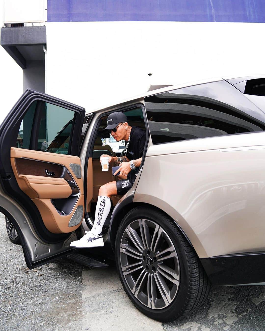 のインスタグラム：「- - Tour life🚀  RR love🤎  #RidewitusTour2023 #RangeRoverAutobiography」