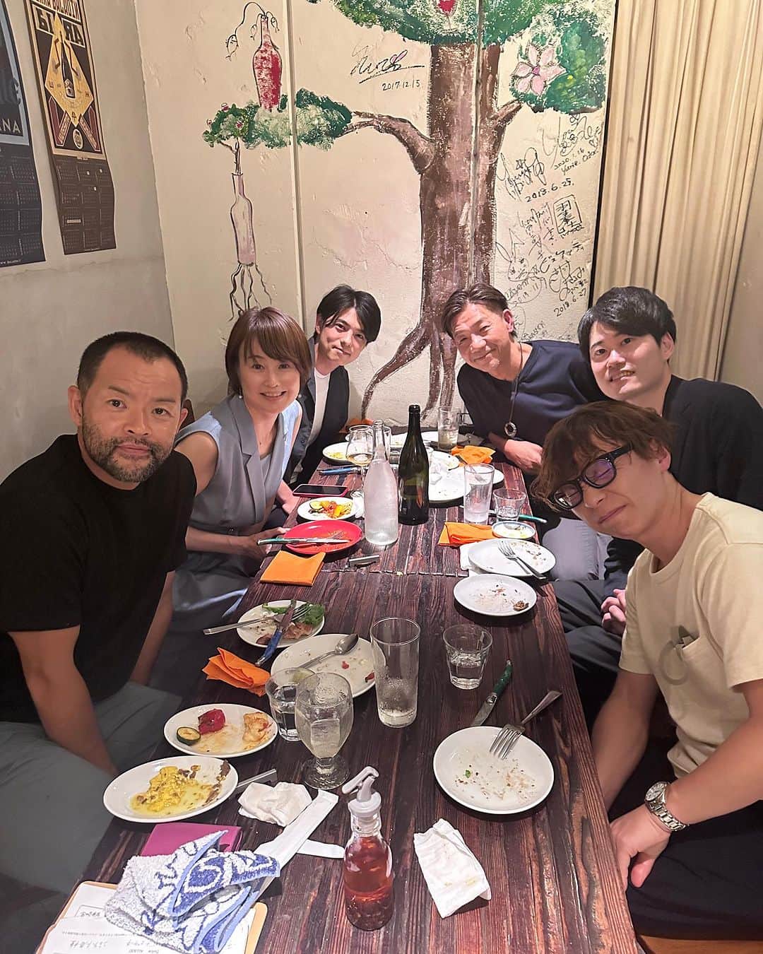 岩瀬玲のインスタグラム：「去年からわんこのキャスティングとか製品プロモーションはじめました @wanwan.edge   わんこビジネス関係者の会を開催してみました  みなさんすごい実績🩵 真剣に動物のこと考えていて尊敬  ワンちゃんと飼い主さんが幸せに暮らせるように展開していきます🐶  近々飼い主さん向けに素敵な企画の発表をします おしゃれ好きな飼い主さん待っててくださーい  @ala_harajuku の美味しいご飯を食べながらの会でした🐶🩵  #ビジネス交流会  #わんこのいる生活  #真面目な会」