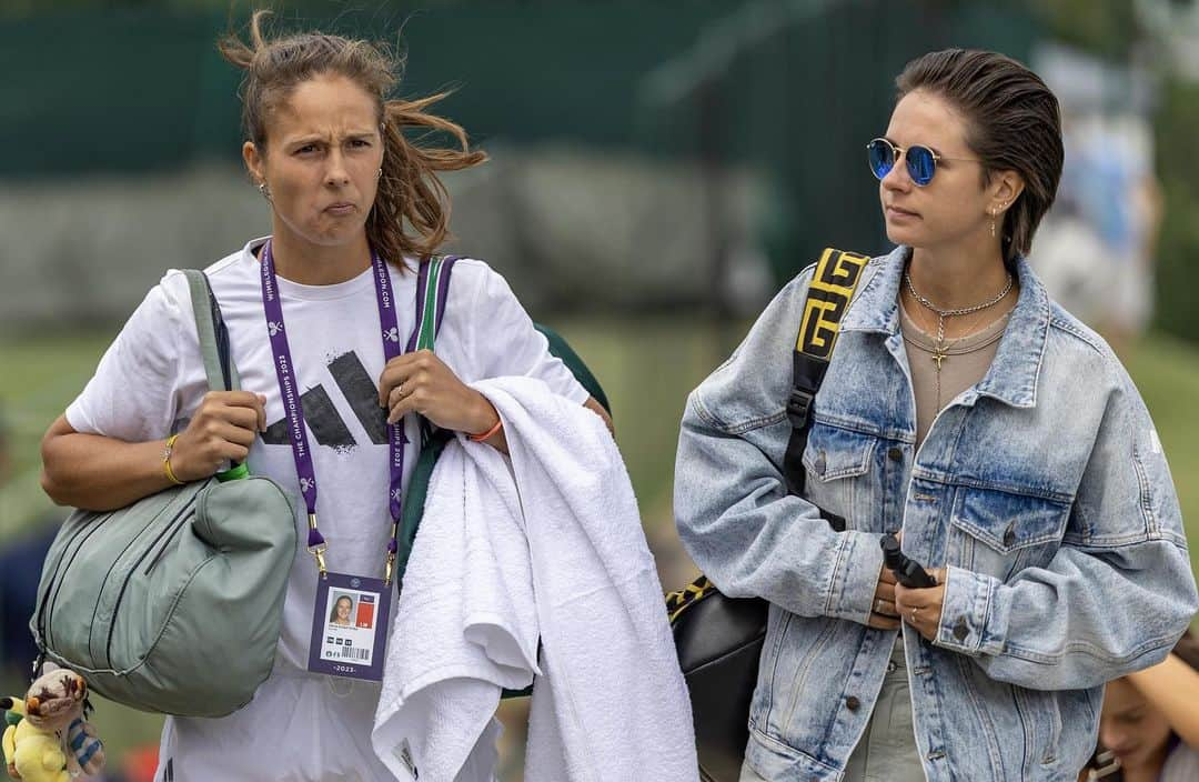 ダリア・カサトキナさんのインスタグラム写真 - (ダリア・カサトキナInstagram)「Showing her around (and probably eating something)🍓🌱 Happy with my win yesterday✅ @wimbledon」7月4日 16時30分 - kasatkina