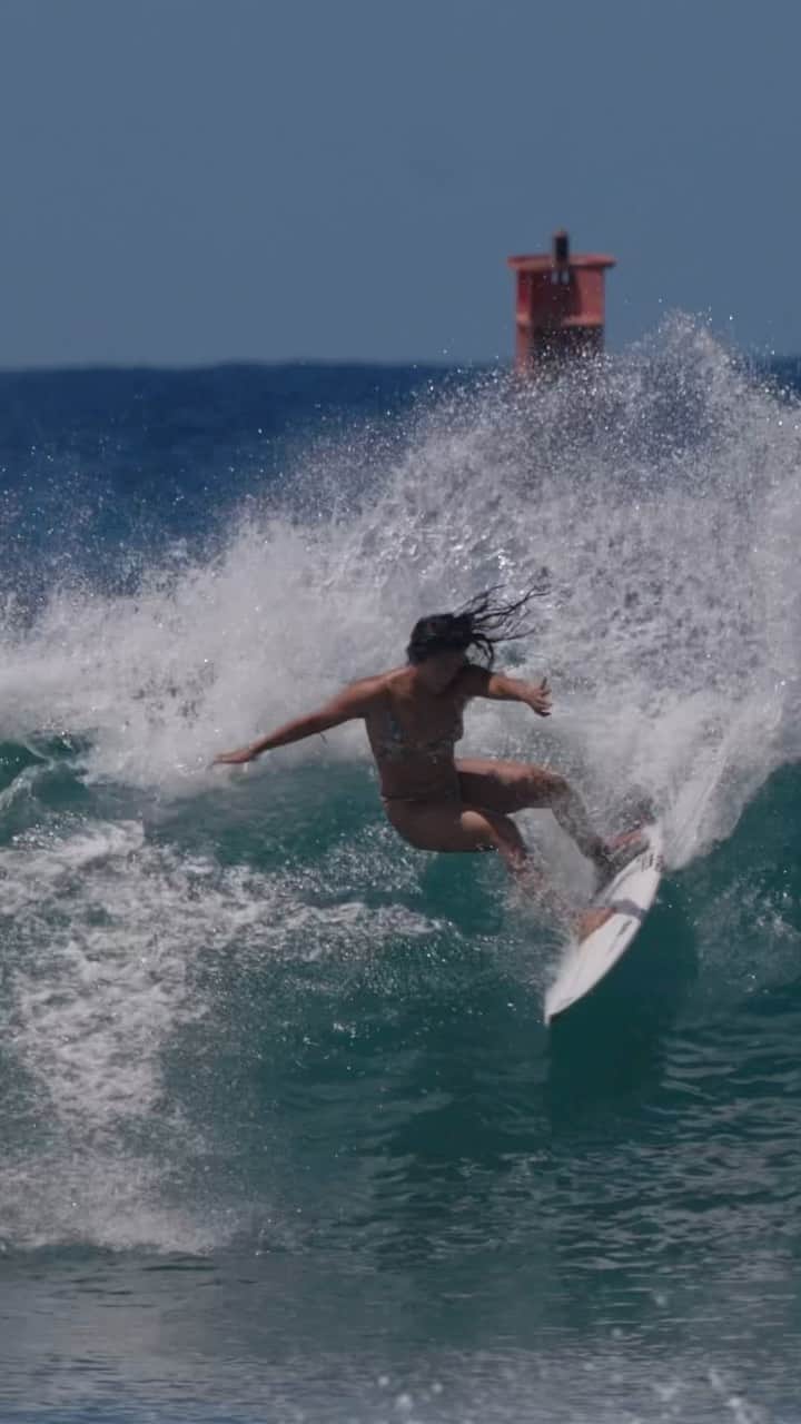 前田マヒナのインスタグラム：「Trying to stay alive 🙃🥲  #whathappenedtothissummer 🫠 Old clips from @surfphotographyhawaii」