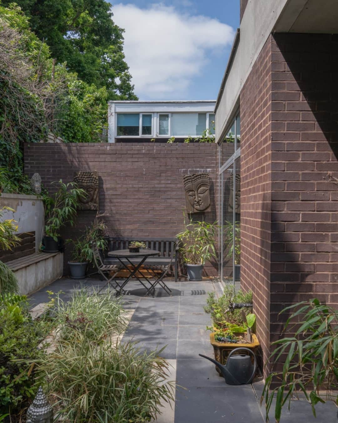 The Modern Houseさんのインスタグラム写真 - (The Modern HouseInstagram)「#forsale Calm Corners: a contemporary home in Forest Hill, south-east London, with a series of serene outdoor spaces, designed by @31_44 Architects.  Go to the link in our bio to see the sales particulars.  Inglemere Road, London SE23.」7月4日 16時45分 - themodernhouse