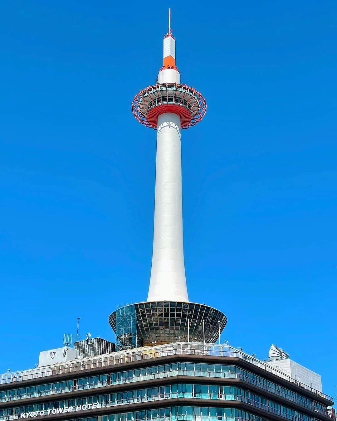 百合華のインスタグラム：「#kyototower 🤍❤️🤍❤️🤍  #雲ひとつない青空を背景に   #晴れの日はどこかに出掛けたくなる   #japan #日本 #kyoto #京都 #京都駅 #京都タワー #京都タワーと青空  #京都タワーのある風景  #京都タワーが目の前に見える  #京都人の京都人による京都人の京都観」