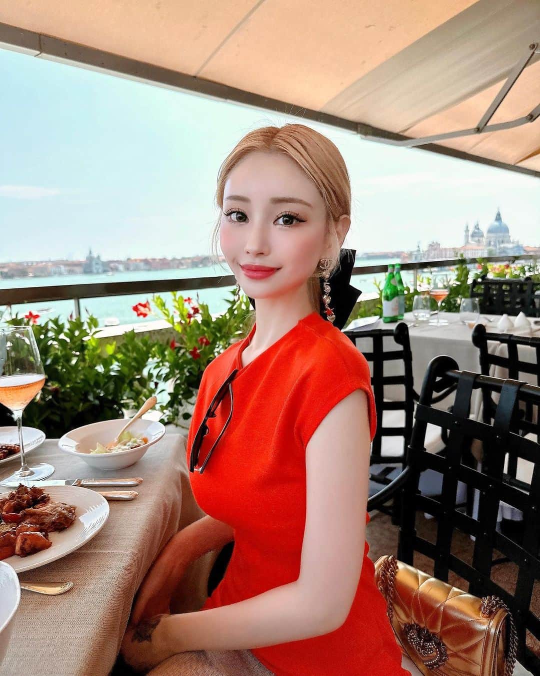 きよみんのインスタグラム：「歩いてるだけで楽しいvenezia🇮🇹  個人的にはダニエリホテルのレストランから見るヴェネツィアの景色が好き💚」