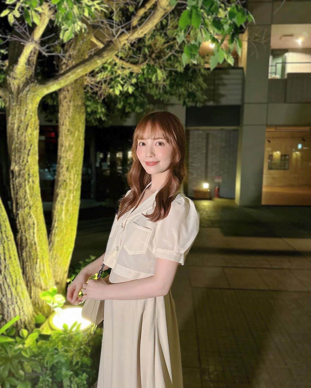 山根千佳のインスタグラム：「. . 先日のロケ衣装🧸🤍 @31sonsdemode さんの シアーシャツのセットワンピ＊ とっても可愛かったです。  夜ロケは紫外線を 気にしなくて良いのが嬉しい。笑 . . #31sonsdemode #ワンピース  #ワンピースコーデ #セットアップ  #セットアップコーデ #衣装 #outfit  #ミディアムヘア #山根千佳 #ootd」