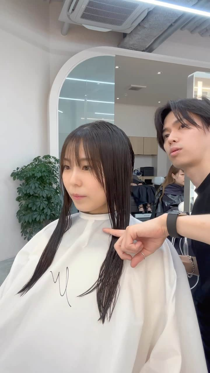 小西涼のインスタグラム：「バッサリイメチェン✂︎お客様スタイル☀️ ストレートアイロンで作るパッっとボブ✂︎ 顔まわりを可愛く，リバースに流しても内巻きにしても◎ ゆったりしたくびれで、色っぽいヘアデザインで✨ 毛先はパツっと✂︎ ． 大事なイメチェンを任せてくださりありがとうございます😊 ．  #ベージュカラー #ボブ#前髪カット #ミディアムレイヤー#レイヤーカット」