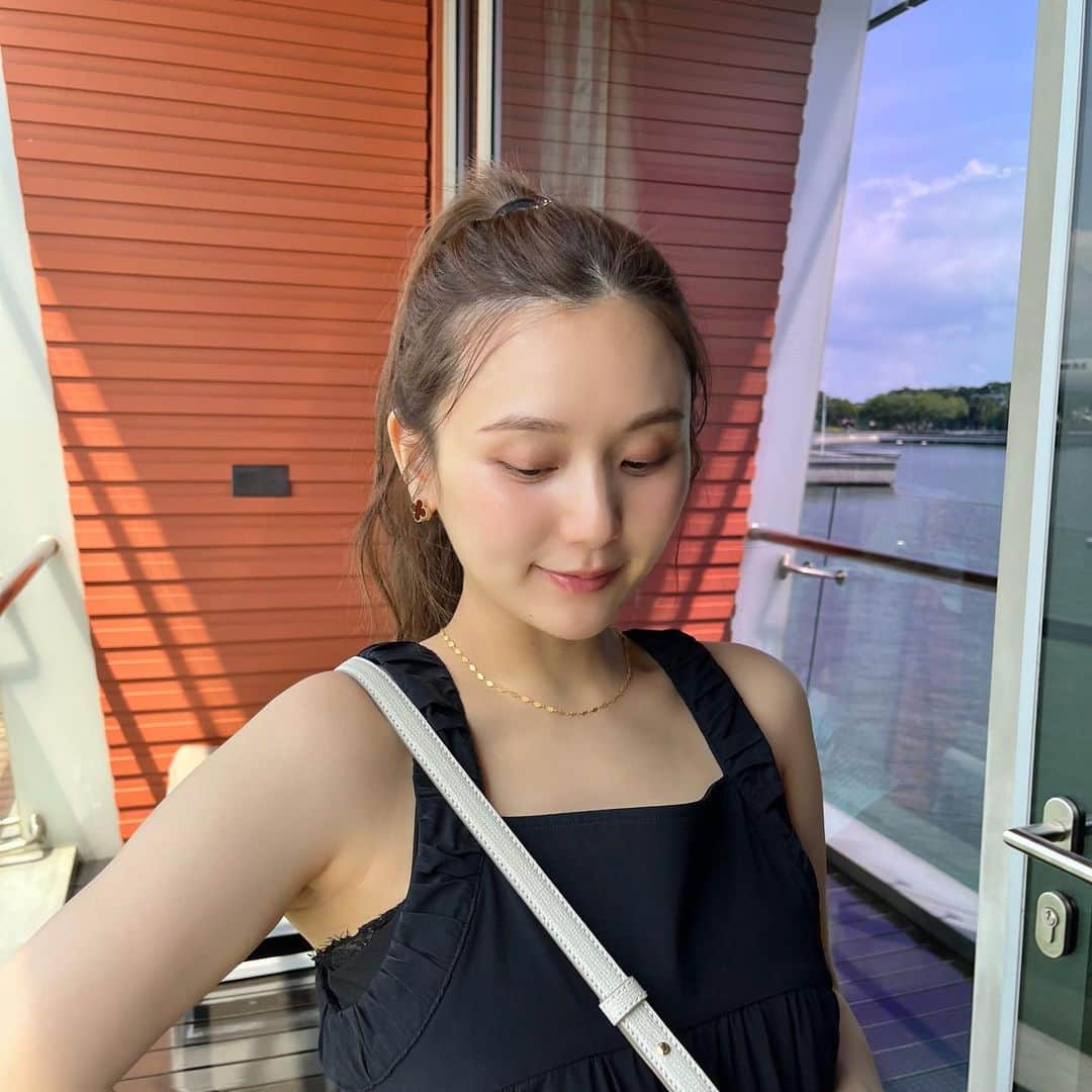 ひよんのインスタグラム：「💓💓  前髪伸びてきたからオールバックできて楽🥰 つぎ前髪切るのはいつだろう🤔❤️  ⚫︎オールインワン @miesrohe_  ⚫︎ピアス @vancleefarpels  ⚫︎ネックレス @mariehelenedetaillac   #ひよん #ひよんヘア」