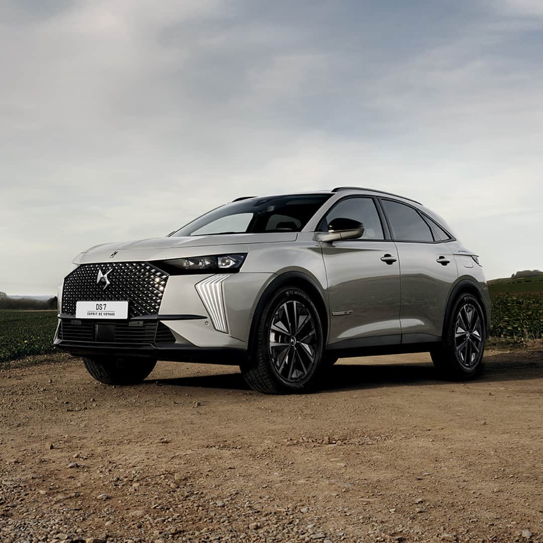 DS JAPAN Official Account of DS JAPANのインスタグラム：「DSの真髄と、心に響く旅へ。DS COLLECTIONモデル、DS 7 Esprit de Voyage登場。 ステアリングを握るたびに満ちてゆく歓びが、心に響くかけがえのない旅路へと導きます。  #DSAutomobiles #DSオートモビル #DS7 #EspritDeVoyage」