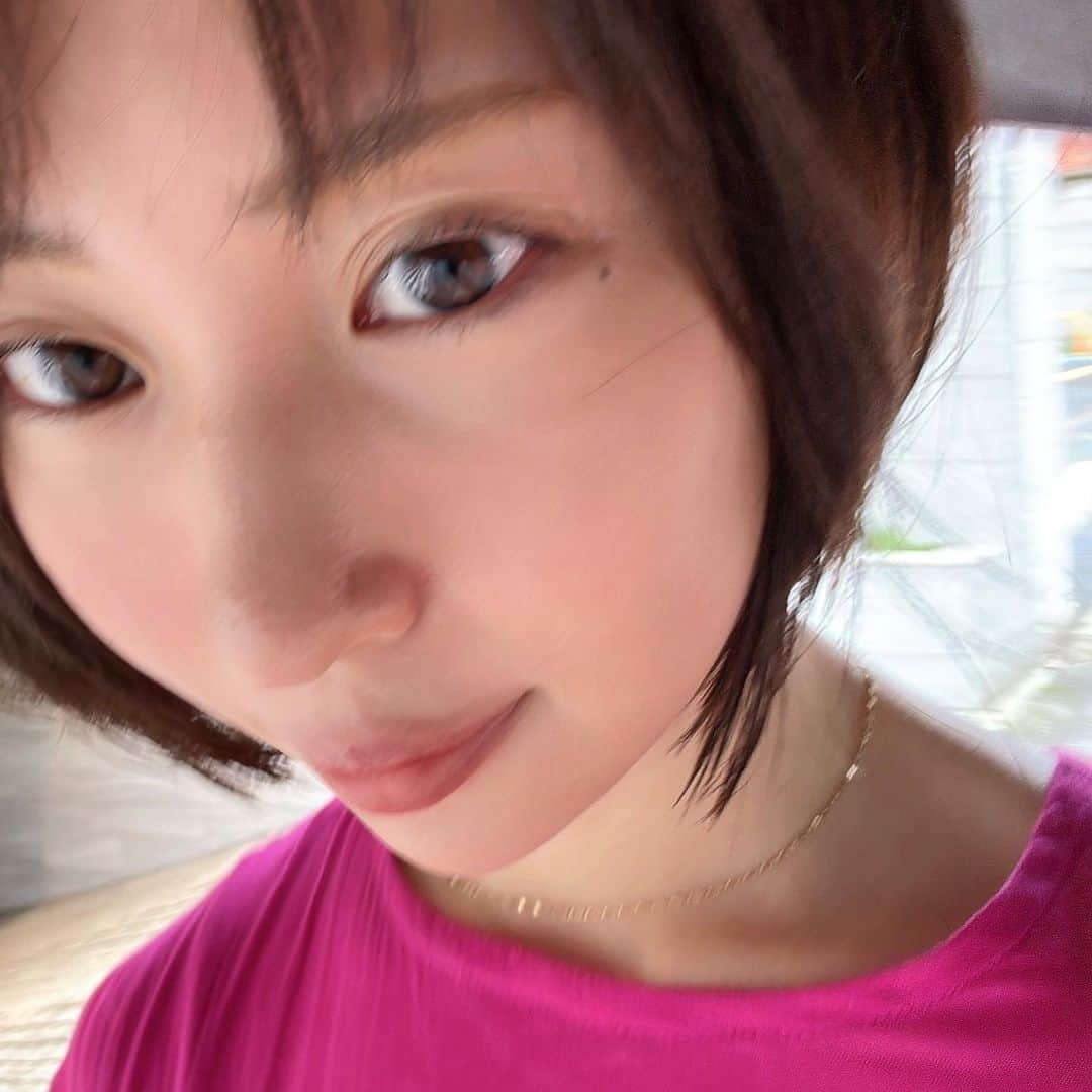 増田有華のインスタグラム：「＊  あちすぎん。 もう最近は汗予防じゃなくて、汗かいても快適に過ごせるようにタオル、扇子、汗拭きシート、ベビーパウダーを持ち歩くようになりました笑 日傘は必須ね。  メイクすると直すのに時間かかるからオフの日は日焼け止め塗りたくってすっぴんですわ。 先日も肌ケアにいつもお世話になっている表参道メディカルクリニックさんへ♡ 今回も愛するメソナJ、m22、眉脱毛を🙌🏻 夏は日差しも強いし😩 日焼け止めと日傘が親友です。  ・ ・ ・ #表参道メディカルクリニック #m22 #メソナj #眉脱毛 #六本木 #美容 #美容マニア #定期メンテナンス #美肌 #肌 #美肌ケア #肌ケア #肌荒れ #肌質改善 #ニキビケア」
