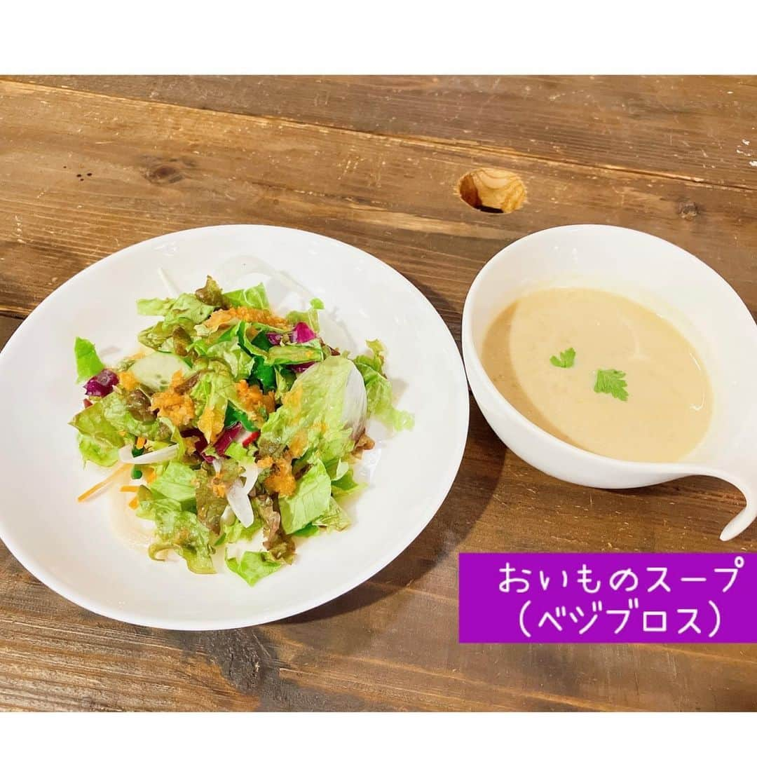 鳥越佳那さんのインスタグラム写真 - (鳥越佳那Instagram)「【待望のお芋ランチ復活🍠🍽️】  〜〜〜〜〜〜〜〜〜〜〜〜 【おいもdeカフェ】 📍鹿児島県鹿屋市今坂町9982-14 📍営業時間 11:00～17:00(ランチ 11:00～14:00) 📍定休日 木曜 @oimodecafe_418  〜〜〜〜〜〜〜〜〜〜〜〜  アットホームなお芋料理のお店「おいもdeカフェ」が \\3年ぶりに！ランチ営業再開！// おめでとうございます🎉✨  初日となる今月３日 再開後・第１号のお客として おじゃましてきました🤭(笑)  現在は 「日替わりワンプレートランチ」と 「おいもパフェ」の２種類💡 少しずつ展開していくとのことです♪  この日は からあげのチリマヨソースをメインに お芋の郷土料理「がね」やお芋ごはんもありました🍠  おいものプリンは 鹿屋市内の契約農家さんから仕入れた 「べにまさり」を使用🍠 ホクホク系のお芋で スイートポテトに近いような食感もたまりません🤤 日によって品種や味が変わるというから楽しみです😳♡  芋欲が高まり「おいもパフェ」も注文🍠 想像を遥かに超えたダイナミックな一品っ👀‼︎ 芋餡に芋チップス、大学芋に芋スティック・・・ 掘れば掘るほど 様々な形態のお芋が出てきました🫣🌱  さすが！ お芋の“卸売”までされている   \\おいもdeカフェさん！//  本当にお芋尽くしで大満足でした🍠✨  内装も変えての再出発！ ちゃぶ台と昭和レトロな置物がある 畳スペースでお芋たちをいただくと 何だかタイムスリップした気分になりましたよ～☎️✨  心ときめくポイントがたくさんの おいもdeカフェさんでした🥰 . . 追記🖊 カフェの隣には可愛らしいハンドメイドの 雑貨屋さんもありました♪ 「小さな雑貨屋さんＡ.」 @distance_douce   またゆっくり伺いたいと思います😚✨ . . #九州 #鹿児島県 #鹿屋市 #かのや #大隅半島 #visitosumi #鹿児島観光 #鹿屋グルメ #鹿屋スイーツ  #おいもパフェ #さつまいも #おいもdeカフェ #就労継続支援B型事業所 #雑貨 #ハンドメイド #地域おこし協力隊 #かのやPRレポーター  #さつまいもアナウンサー」7月4日 17時02分 - kana_torigoe