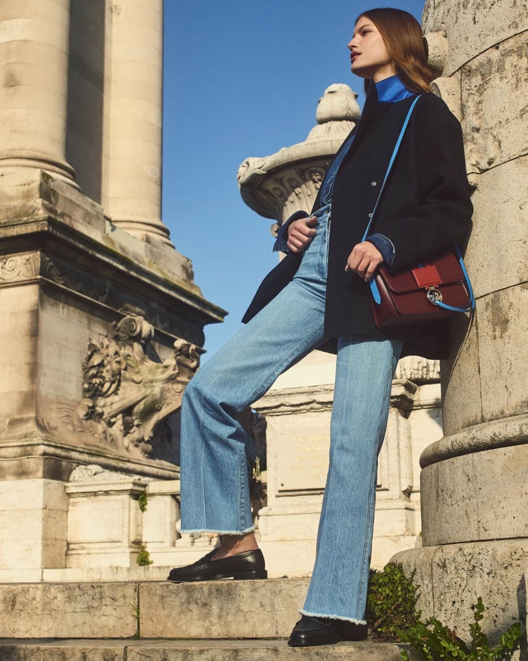 Longchampのインスタグラム：「Stop and go.  Collection #LongchampFW23 Bag: #LongchampBoxTrot Ready-to-wear: @longchamp  Photographer: @gstyles Stylist : @sagliogeraldine Hair stylist : @diegodasilva_ Make-Up artist : @mathiasvanhooff Model: @lafaretta   #parisianstyle #parisfashion #outfitinspiration #streetstyle #frenchbrand #alexandreiiibridge」