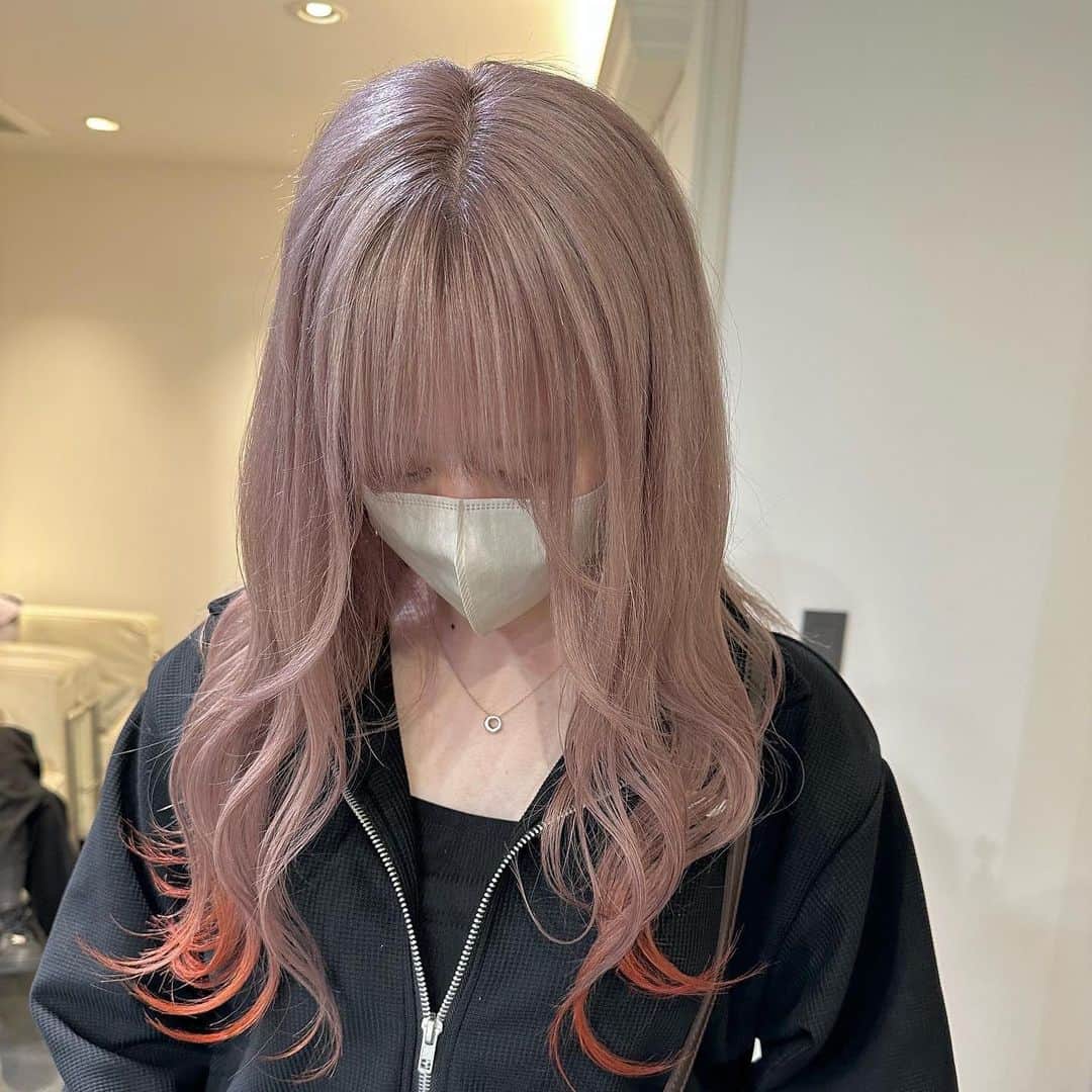 Beleza_official_instagramのインスタグラム：「ベージュとオレンジ♡ breach2〜3 ・  色落ちまで綺麗なカラー やわらかいカラー 一人ひとりに似合うカラー お任せください✊🌼🌟 ブリーチは誰に任せるかでダメージが 変わってきます！ ご予約はDMorホットペッパーから お願いします😉💕 Rei指名していただければ 絶対に可愛くします✊ belezaに来たことある方でもRei指名可能です😇 "また会いたい"と思わせます❗️ ・ わからないことがあればDMまでお願いします🤲  黒染め、縮毛履歴はハイブリーチメニューで ご予約ください🤲 記載のお時間より、ブリーチの抜け具合で お時間かかる場合がございます。 当日は長めに見ていただければ助かります。 お任せください♡♡」