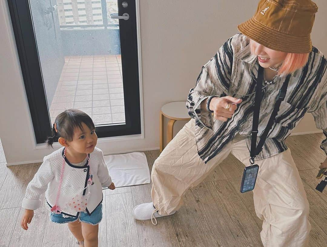 安柏兒さんのインスタグラム写真 - (安柏兒Instagram)「Okinawa現在天氣一定很好 剛好朋友又要去了！可以請她幫我買東西😆  前段時間找了空檔 也不算空檔啦 就是想要出去走走 志在放鬆放空休養 不要有什麼計畫跟負擔的輕鬆  沒想到雨神⋯跟隨我們一起去了😂🫴🏼 殘念～但也是沒辦法啦⋯⋯ 第一次のOkinawa 真的是沒想到 5天都在下雨⋯ 也是一個特別的體驗 似乎也是很多朋友都沒有遇到過🫴🏻 #殘念です  更堅定下次我一定要陽光普照的時候去👊🏽  這次住的旅館是2020在中部開的hotel 大～推～ @bluesteakwonder   老實說 我真的超級喜歡這種家庭式的房型 又是自助式無人旅店！超方便～ 如果時間允許 真的很希望可以再去一次 而且要待久一點 找幾個好友（因為真的so big欸） 這次也剛好好友ㄧ家也同時在沖繩 回程還同班飛機😂（有沒有那麼巧）跟她說的時候她也傻眼～太快樂了吧～說要一起出國講一百年 但礙於⋯還是要賺錢的！殊不知這次如此這般巧妙！wonderful～  來訪看看我們的飯店 覺得下次他們的家庭旅遊也會想要住這種的 又大又舒適 還可以給小孩子看電視跑來跑去 應有盡有 舒服  唯一美中不足的就是離開時才放晴⋯不  一定要再找機會去 這次會開箱給大家看有多～BIG，且有多齊全～🌼   請各位好好把握沖繩美好的天氣～如果你的行程在中部附近，真的大推這間！很新很乾淨好喜歡而且真的太大了！我好想回去滾來滾去的耍廢喔🥹  #okinawa #bluesteakwonder」7月4日 16時58分 - amberyosuper