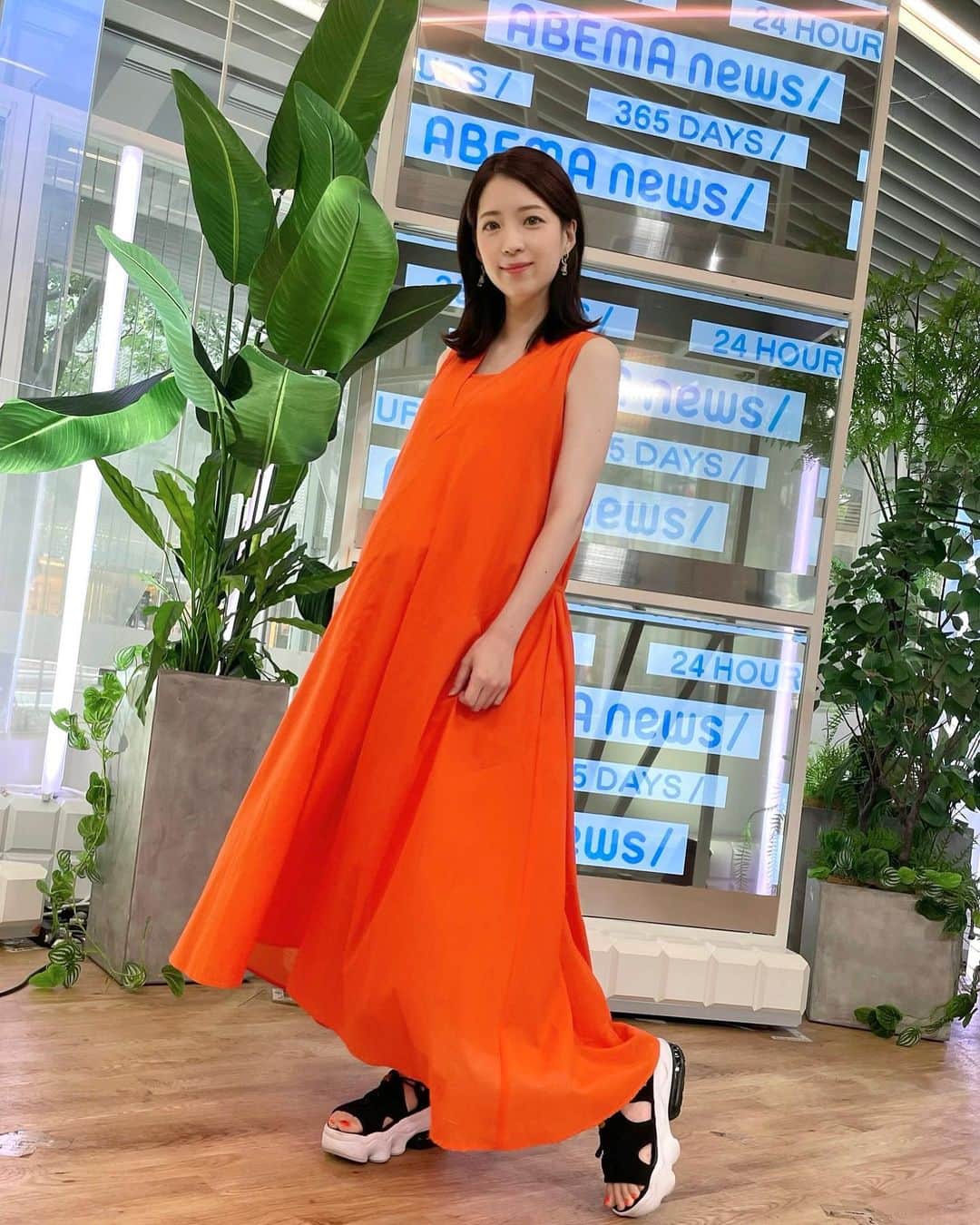 色紙千尋さんのインスタグラム写真 - (色紙千尋Instagram)「今日のAbemaNewsの衣装は、鮮やかなオレンジ色のワンピース🍊 夏はビビッドなワンピースを着たくなるのでとても好みでした🧡  こまめな水分補給をして熱中症対策していきましょうね🧊」7月4日 16時59分 - shikishi_chihiro