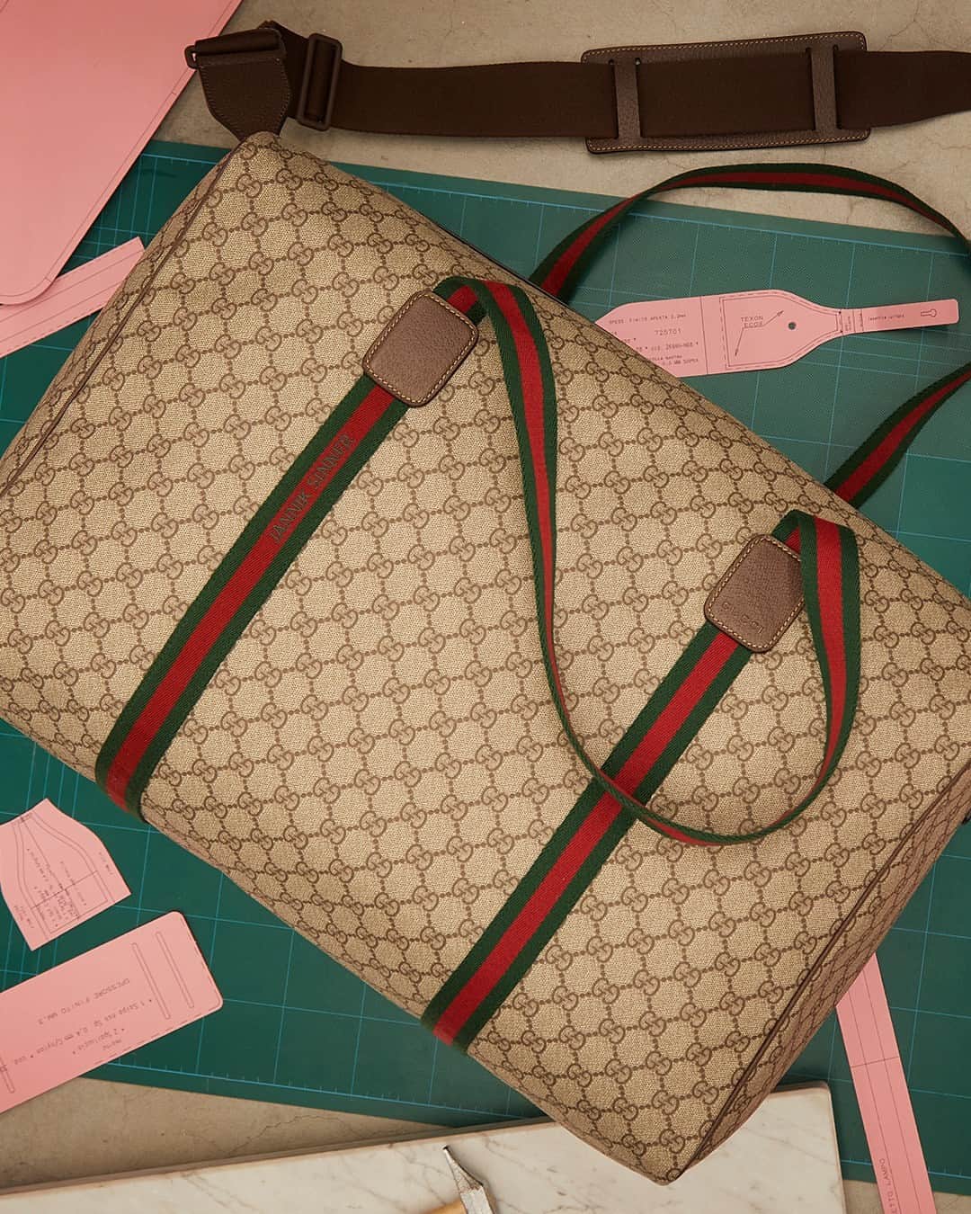 グッチのインスタグラム：「Adorned with the signature GG monogram and Web stripe, Jannik Sinner’s custom-designed bag, unveiled at Wimbledon, is embellished with his initials. ⁣ ⁣ #JannikSinner #Wimbledon #Gucci」