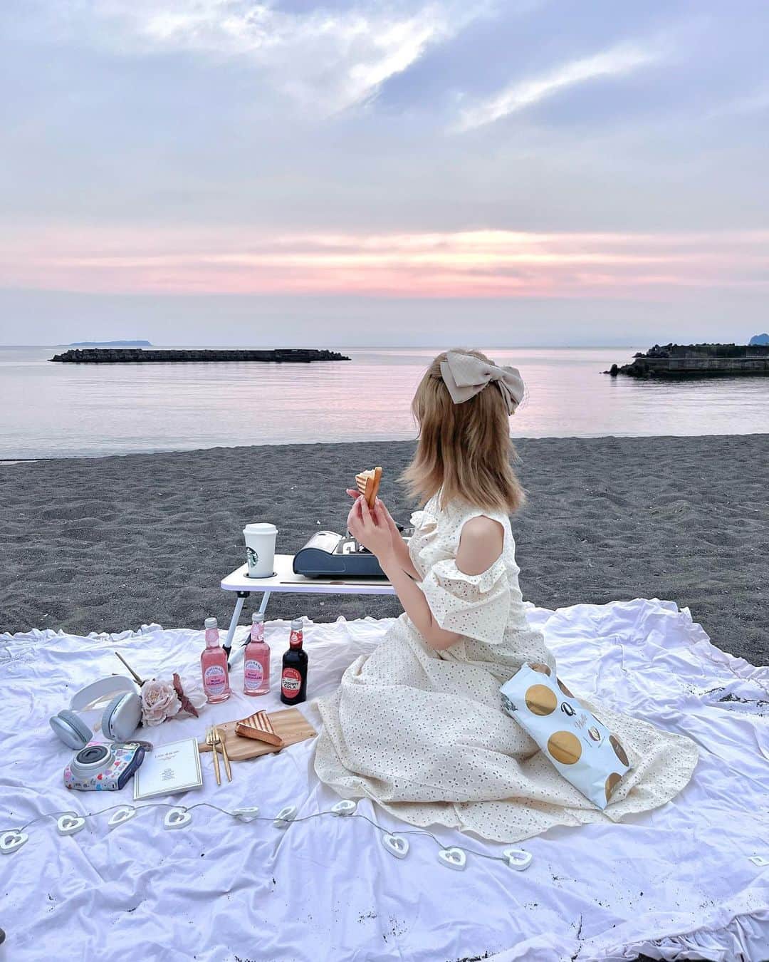 エリンコさんのインスタグラム写真 - (エリンコInstagram)「⛅️🫧 . 朝日を観ながらピクニック🧺 . 今年のピクニックは海から 朝日が出る時間を楽しみながら のんびりとピクニックしたよ🤍 . お空の色も綺麗で可愛いくて とっっても癒されて 自然に触れる時間は大切だなっておもった😌 . #朝ピクニック #ピクニック #オシャピク #picnic #picnicparty #ホットサンド #うみ #海 #海ピクニック #东京 #时尚潮流 #可爱的 #えりんコーデ #えりんこヘアアレンジ」7月4日 19時15分 - erinko0315