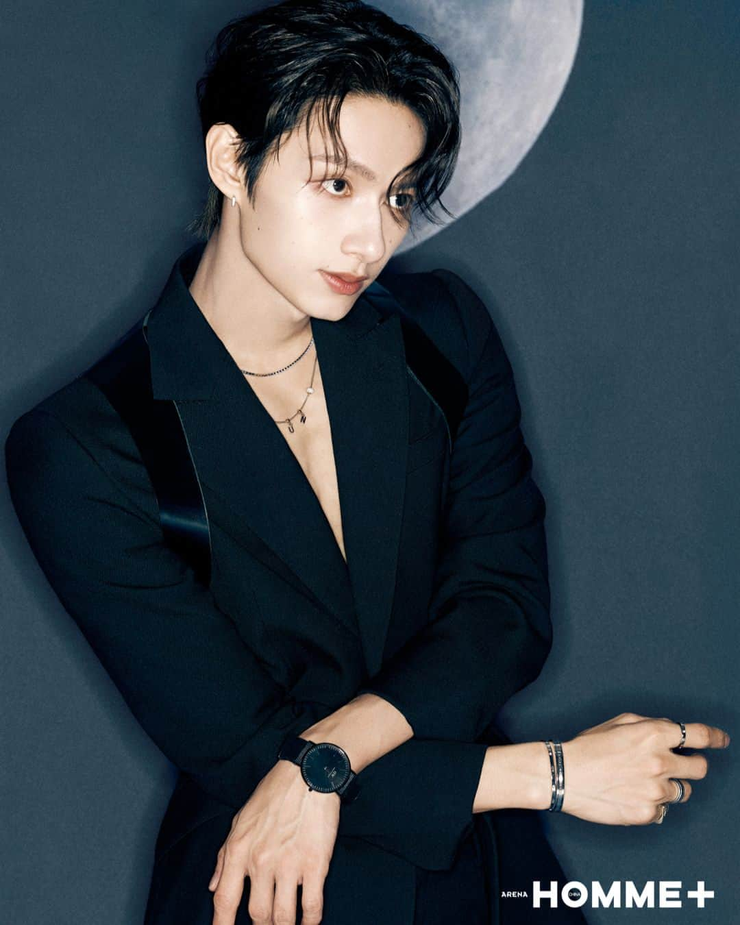 ダニエルウェリントンさんのインスタグラム写真 - (ダニエルウェリントンInstagram)「We're over the moon. #Seventeen member Moon Junhui wears the new @danielwellington Classic Revival watch, Charms, and Tennis necklace in the July issue of @arenahommechina. #Jun #준 #seventeen #세븐틴」7月4日 17時01分 - danielwellington