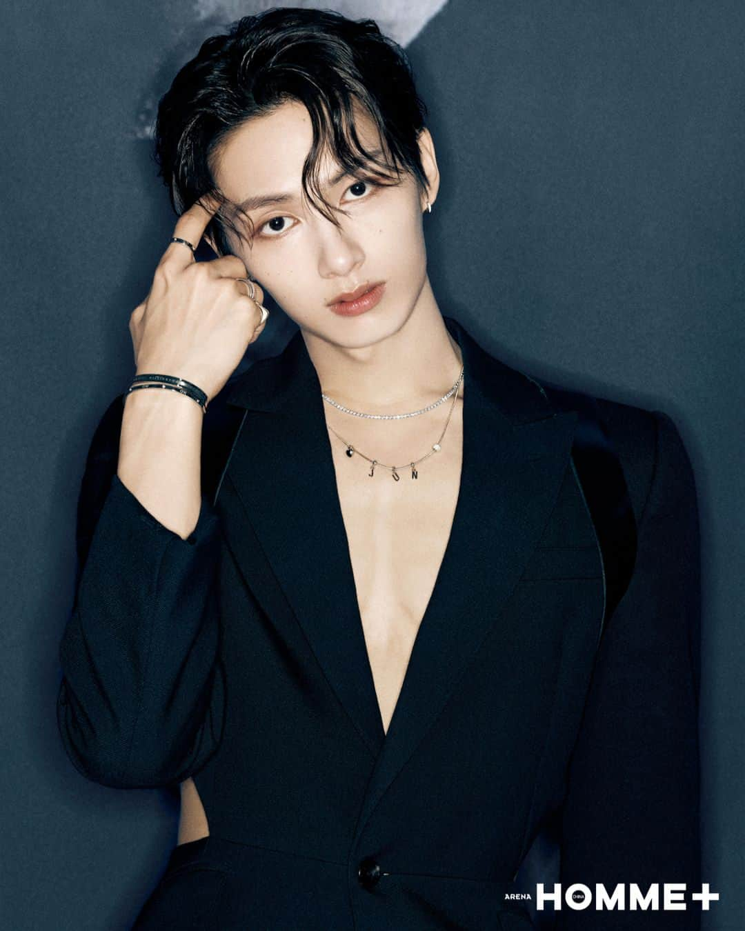 ダニエルウェリントンさんのインスタグラム写真 - (ダニエルウェリントンInstagram)「We're over the moon. #Seventeen member Moon Junhui wears the new @danielwellington Classic Revival watch, Charms, and Tennis necklace in the July issue of @arenahommechina. #Jun #준 #seventeen #세븐틴」7月4日 17時01分 - danielwellington